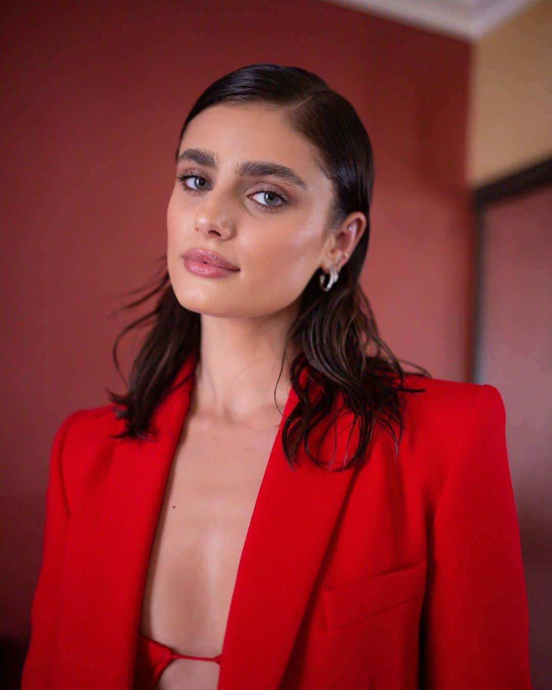 テイラー・ヒルのインスタグラム：「Power Suit  Styling: @robzangardi @marielhaenn  @alexperryofficial @louboutinworld  Jewels: @bulgari  Makeup: @kdeenihan  Hair: @kikihaircutter  Photos: @loganraephotography」
