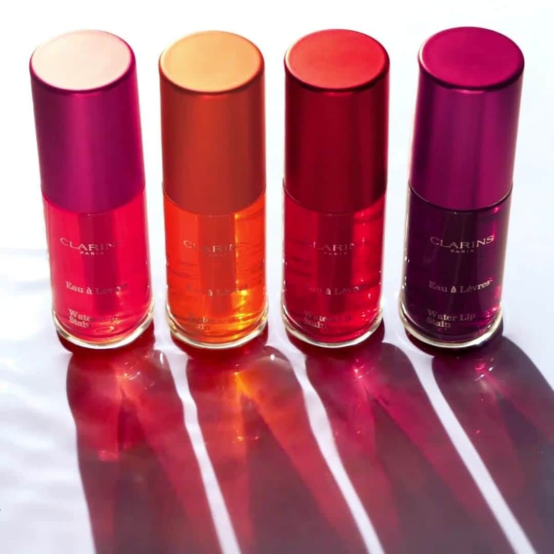 Clarins Méxicoのインスタグラム：「Comenta con un 💕 si te gustan los labiales que no manchan el cubrebocas. Water Lip Stain te va a conquistar. Esta tinta #maskfriendly no deja marcas y tiene un acabado mate que se mantiene intacto. Tiene 6 increíbles tonos que puedes modular cuando los apliques. 💄 . . . . #waterlipstain #tinta #largaduración #longwearlipstick #clarins #makeup #beauty #lips #vivoclarins #clarinscuidadeti #tint #tintalabios #lips #lipstick #makeuplover #makeupaddict #redlips #style #cosmetics #makeup #maquillaje #instamakeup」