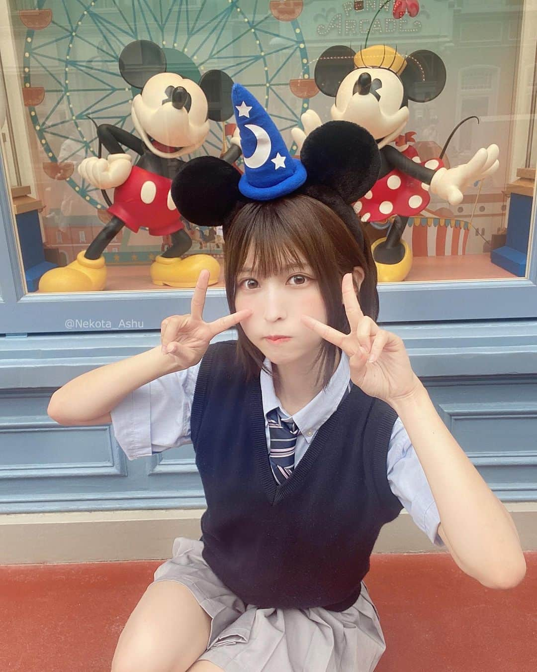 猫田あしゅさんのインスタグラム写真 - (猫田あしゅInstagram)「制服ディズニー💙🐭 . #disney #disneyland #tokyodisneyland #制服ディズニー  #制服コーデ  #制服  #ショートヘア  #東京ディズニーランド  #ディズニーランド  #schoolgirl  #japanesegirl  #cosplay #cosplayer #cosplaygirl #コスプレイヤー  #コスプレイヤー自画撮り部  #コスプレ女子  #selfie  #make #influencer  #model  #cosme #fashion #モデル」3月25日 12時03分 - nekota_ashu