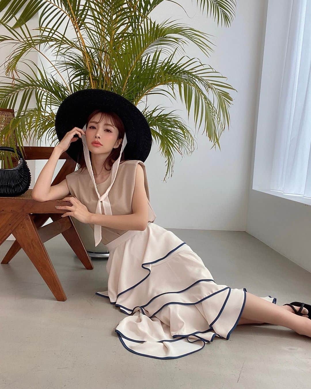 のインスタグラム：「2022 spring&summer 先行販売会が スタートしました🌴  @eimyistoire_official  @eimygolf   今回もお問い合わせ多数の 人気アイテムが盛りだくさんです🤲🥺✨ 私も絞りきれないほどお気に入りがいっぱい‥♡  ぜひ皆様楽しまれてくださいね♡ ㅤㅤㅤㅤㅤㅤㅤㅤㅤㅤㅤㅤㅤ ㅤㅤㅤㅤㅤㅤㅤㅤㅤㅤㅤㅤㅤ tops/パワーショルダーバックオープントップス bottom/バイカラーフリルパイピングスカート shoes/ナロークロスサンダル bag/ギンガムチェックスモールピクニックバッグ （全て先行販売中♡） hat/シフォンリボンカンカン帽  #先行販売会スタート #eimyistoire」