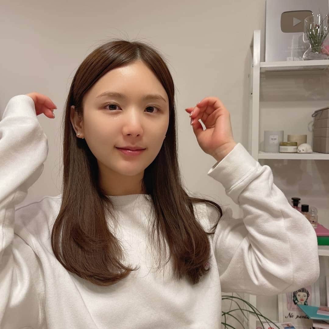 のインスタグラム：「🧴🛁  数々のベスコスを受賞している fino プレミアムタッチ 浸透美容液ヘアマスク💓 最近使ってるのだけど、髪が良い感じ🦰✨ 重めのテクスチャーでしっかり髪の毛を包み込んでくれる感じだよ！ スキンケア発想の美容液成分が入ってるんだって🤭❣️ スキンケア発想っていうところが使ってみたい欲増すよね😆 洗い流した時もとぅるとぅるすぎて触り心地が良すぎるの🥰！ 冬の乾燥とか紫外線ダメージからのパサつきが気になる これからの季節にもピッタリなんだって😆  去年の9月に発売されたfino プレミアムタッチ 浸透美容液ヘアオイルと 一緒に使うのがオススメだよ❤️  #まさかのとぅる髪 #フィーノ #pr #とぅる髪  #髪質ケア  #ヘアケア  #ヘアマスク  #ヘアオイル #ひよん」