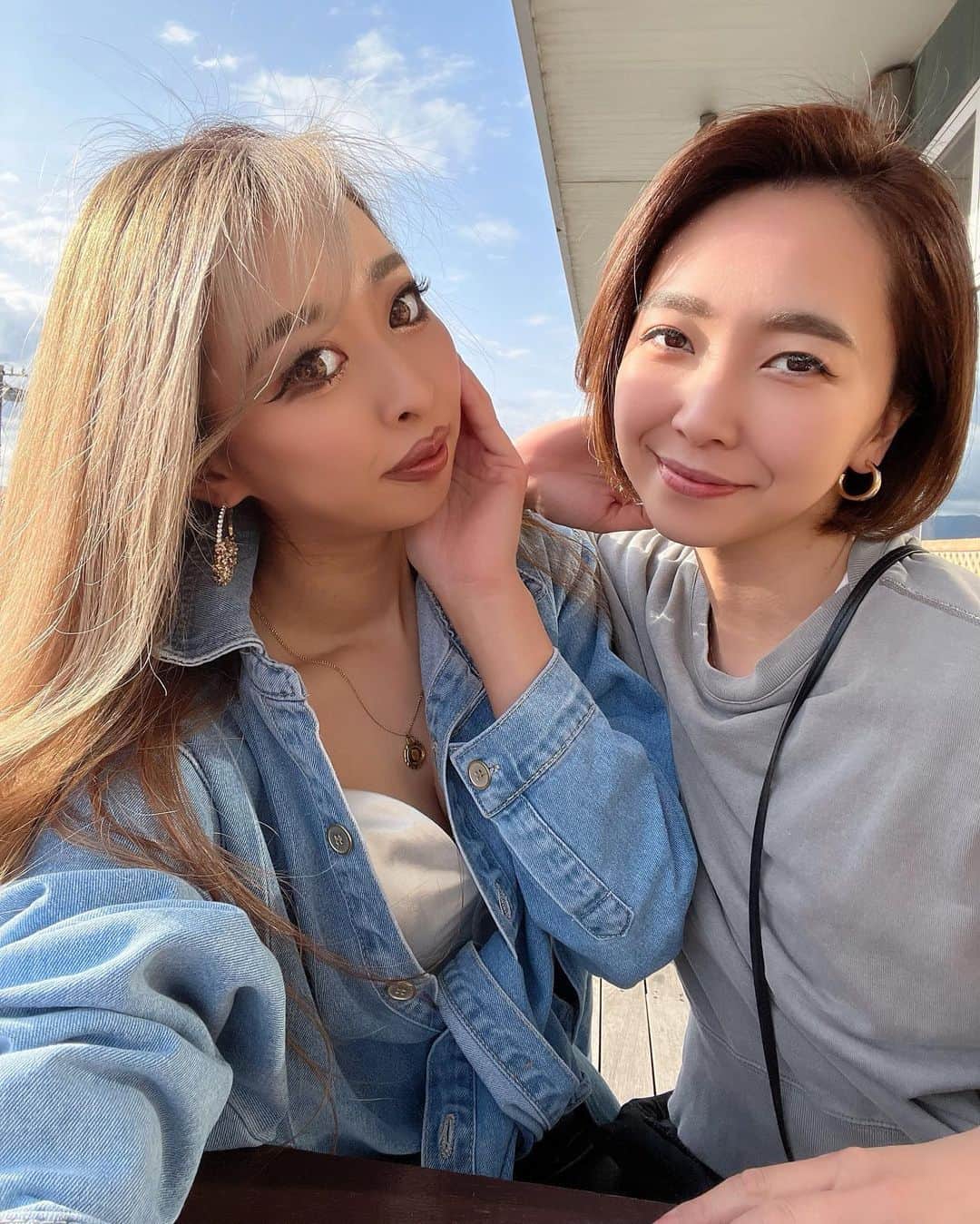 まあーか（まかたん）のインスタグラム：「. お姉すきぴ⁽⁽ଘ( ˙꒳​˙ )ଓ⁾⁾💓 ノンアル🍻での濃厚接触はじめてじゃん🥵 天気🌞良くて最高chillい週末だたん🦥 .  #春#🌸#春コーデ#花見#イニシャルネックレス#黒ギャル引退#ぎゃる#尻トレ #尻トレ女子 #ヨシンモリ#🦥#眉アートメイク#カラコン#シャドールーツ#フェイスフレーミング #髪質改善トリートメント #ハイトーンカラー #シャドールーツ#海外ファッション#小顔になりたい #zara#fashionnova#bershka#handm#shein」