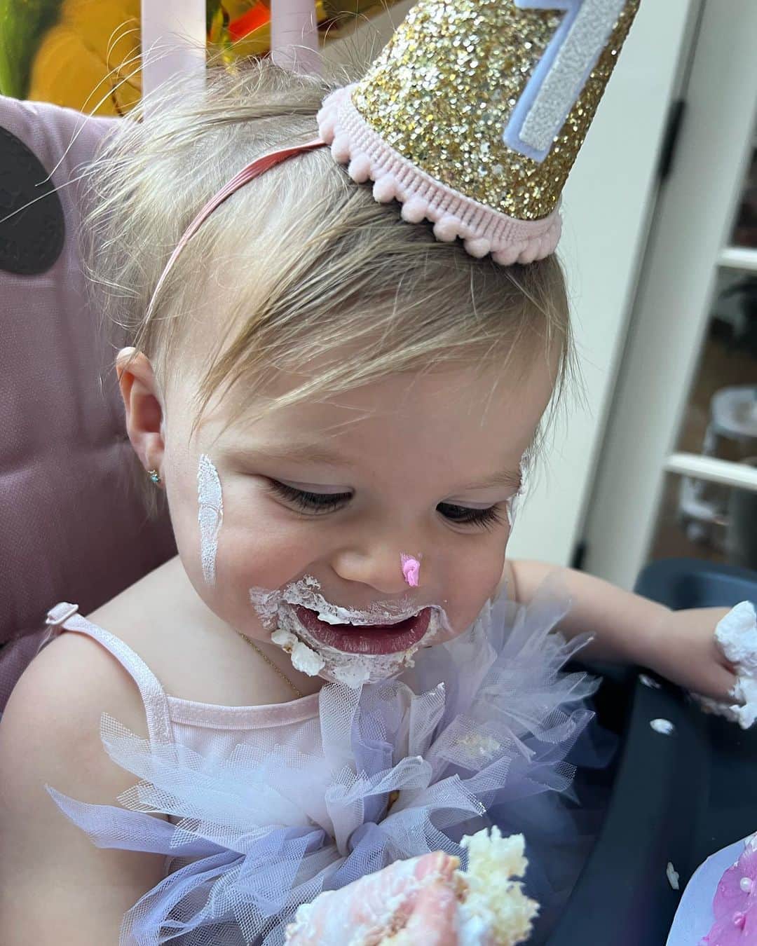 ヒラリー・ダフのインスタグラム：「Happy ONE Mae Mae - This family loves you so much! What a fun/crazy/tiring year it has been! I truly enjoy you being my little barnacle…. your face,  with those big eyes  just amaze me …. It’s especially cute and you know it!! Only a matter of time until you will be keeping up with your sibs little darling  and I am one grateful mama to bare witness to it all.  Happy birthday cake monster. I love you ♥️」