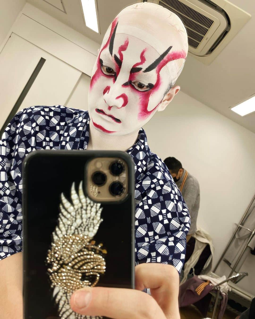 中村隼人のインスタグラム：「BS松竹東急が、3月26日に開局され その記念CMに出演します！！ 当日の明日は、渋谷スクランブル交差点のビジョンにも流れます😳✨ #bs松竹東急 #中村隼人 #隈取り#kabuki #mekeup」