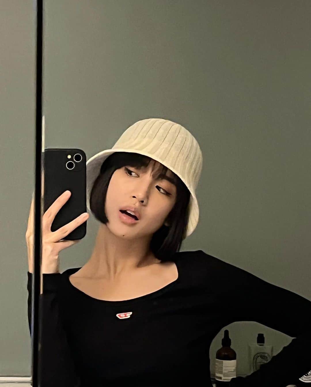 藤井夏恋さんのインスタグラム写真 - (藤井夏恋Instagram)「通りすがりに見つけた帽子が可愛くて購入した。ギリギリまで黒か白かでずっと悩んで結局黒だよなぁって思いながらも白にした。珍しい選択だったけど意外としっくりきている自分がいます♪😗」3月25日 22時26分 - fujiikaren_official