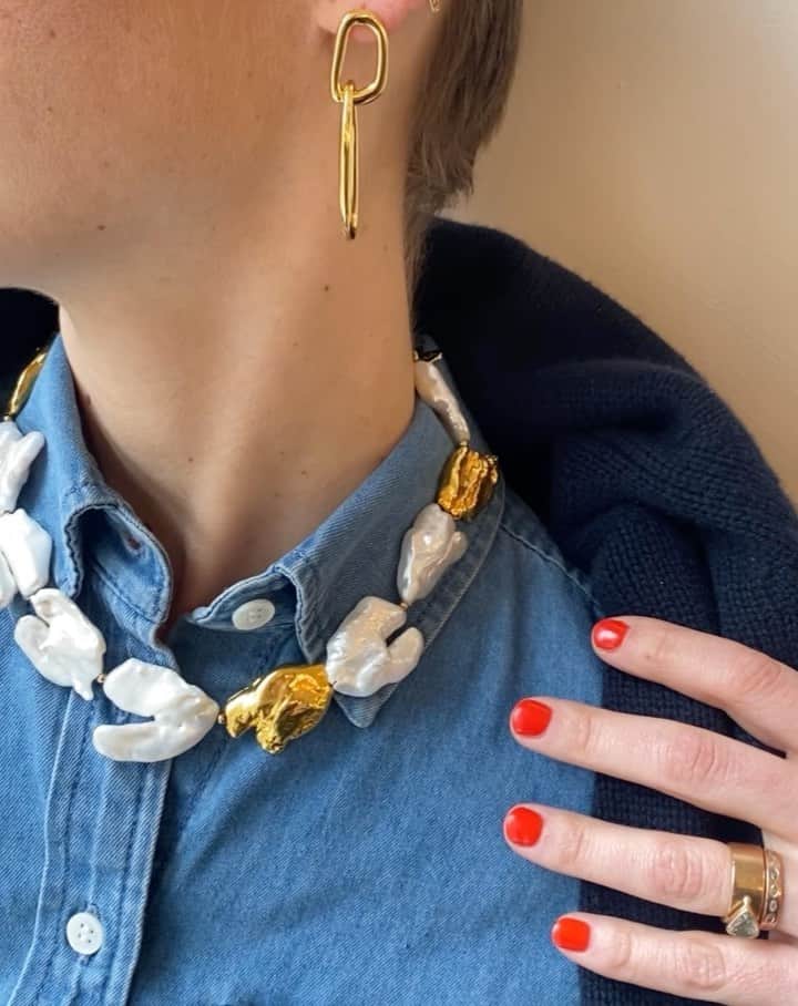 リジー フォルトゥナートのインスタグラム：「Incoming 〰 Explore new style territories with a new drop of SS22 🖼  With a rich, painterly palette, textured chains, luminous mother-of-pearl details, & opulent multi-strands there is so much to uncover 🏜 #lizziefortunato」