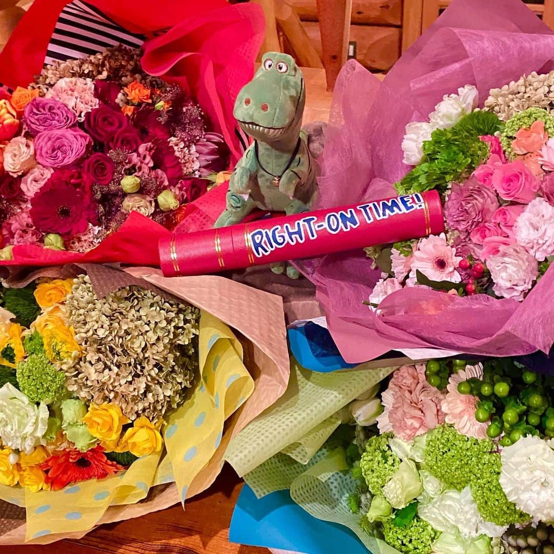 のインスタグラム：「RIGHT-ON TIME 完  楽しかったなぁ、いっぱい笑っていっぱい泣いて、、、青春！ ひたすら幸せでした。  たくさんの思い出をありがとう💐💞  またみんなでRIGHT-ON TIMEできたらいいな🦖  #rightontime #righton #youtube #卒業 #最終回」