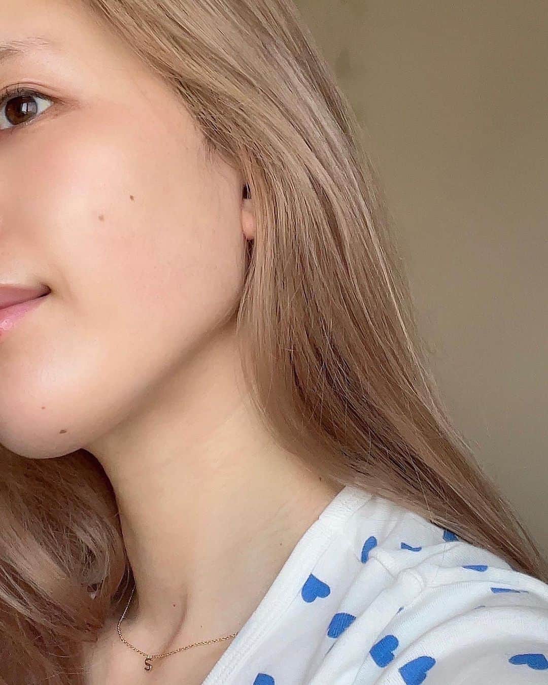 目見田早弥子のインスタグラム：「起きてスキンケアだけ、ノーメイクの🥚​ 角質ケアを意識してスキンケアするようになってから​ 大きな肌トラブルなしで​ 肌も心もストレスなく過ごせてます☺️💭✨​ 朝のスキンケアは何度か投稿した​ @natureconc_narisup のふきとり化粧水を​ コットンにたっっっぷり出して​ 優しく拭き取る→コットンパック→保湿クリームの順番。​ ネイチャーコンク使い始めてもう１ヶ月くらいになるかな？​ コスパも良いし「とてもしっとりタイプ」の、​ テクスチャーはとろみがあるけど​ 肌に馴染むとさらっとする感じが気に入ってるので​ 毎日バシャバシャ使ってます🌼​ そんなネイチャーコンクがLINE FRIENDSの​ BROWN & CONYとタイアップした限定デザインが​ 3/10から販売されています♡​ めっちゃ可愛いのでチェックしてね~☁️​ （一部取扱いのない店舗もあります）​ ⠀​ ネイチャーコンク ¥935円(税込)​ ⠀​ #ネイチャーコンク #朝洗顔 #LINEFRIENDS  #BROWN #CONY #拭き取り洗顔 #ふきとり化粧水 #拭き取り化粧水 #sponsored #角質ケア #毛穴ケア #朝のスキンケア #モーニングルーティン #乾燥対策 #プチプラコスメ​」
