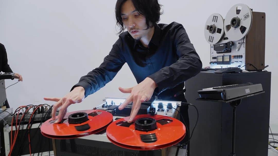Open Reel Ensembleのインスタグラム：「This is a one-shot Music Video performed using only the reel-to-reel tape recorders. ー オープンリールだけで演奏した一発撮りのMVです。  FULL▶︎ https://youtu.be/hm_VsGgy-lE  #openreelensemble #magnetikpunk #eiwada #reeltoreel #tape」