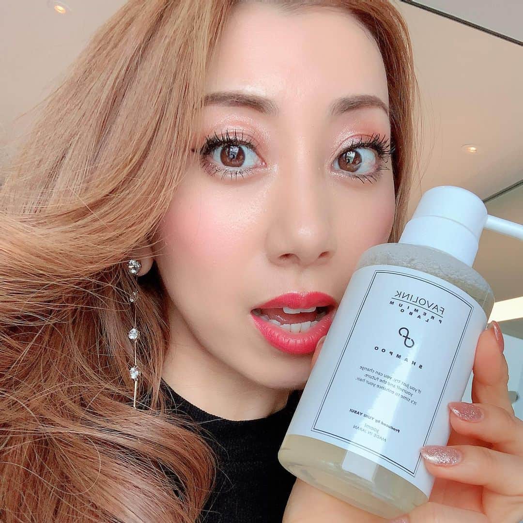 のインスタグラム：「私のとっておきの 新作シャンプートリートメント マル秘使い方をご紹介します㊙️  続きは今日のブログをご覧下さい  シャンプー&ブローを してみたら、、、、  衝撃的な体験ができますよ。  本当に髪が柔らかくなります。 ツヤが出てびっくり‼️  使うたびに、美髪へ🌸🌸  初回販売分は即完売でした😭 ありがとうございました😭😭 次回は4月です㊙️㊙️  @favo_link  #おはぎ  #シャンプー #トリートメント #髪質改善  #美髪」