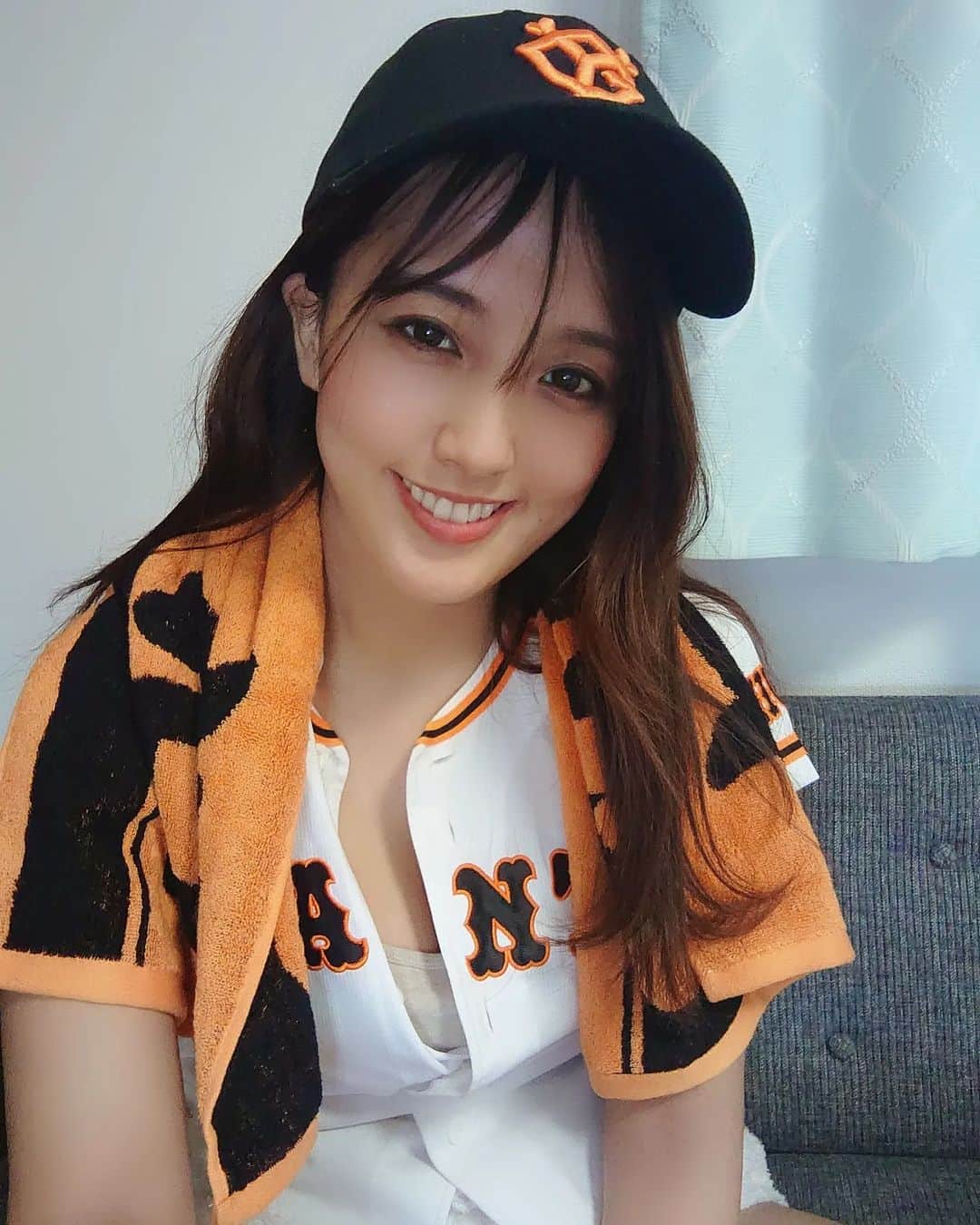 日里麻美のインスタグラム：「* 野球開幕を主張  オンライン野球観戦 家での開幕を沢山の人と迎えれました ジャイアンツも解消で 大勢選手の強気ピッチングもしびれました 初日ですが優勝した気分でもういます。  * * *  【販売中】 💠抑えきれない胸の鼓動　DVD & Blu-ray Amazonなどで購入できます 💠グラビア学園　グラビア動画&デジタル写真集　Amazon、DMMで購入できます  【TV、Web】 💠さまぁ～ずチャンネル　『訳あり女』  💠YouTube　『ひさっちゃんねる』で検索  【イベント】 💠3/31  まーすた王子店ゲスト🀄 💠4/5  詳細後日 💠4/13 (仮)  * * * * #乳圧女 #着衣巨乳 #着衣でも主張 #乳圧 #おっぱいの大きいお姉さんは好きですか #hisato #ジャイアンツ勝利 #ジャイアンツ　#野球最高」
