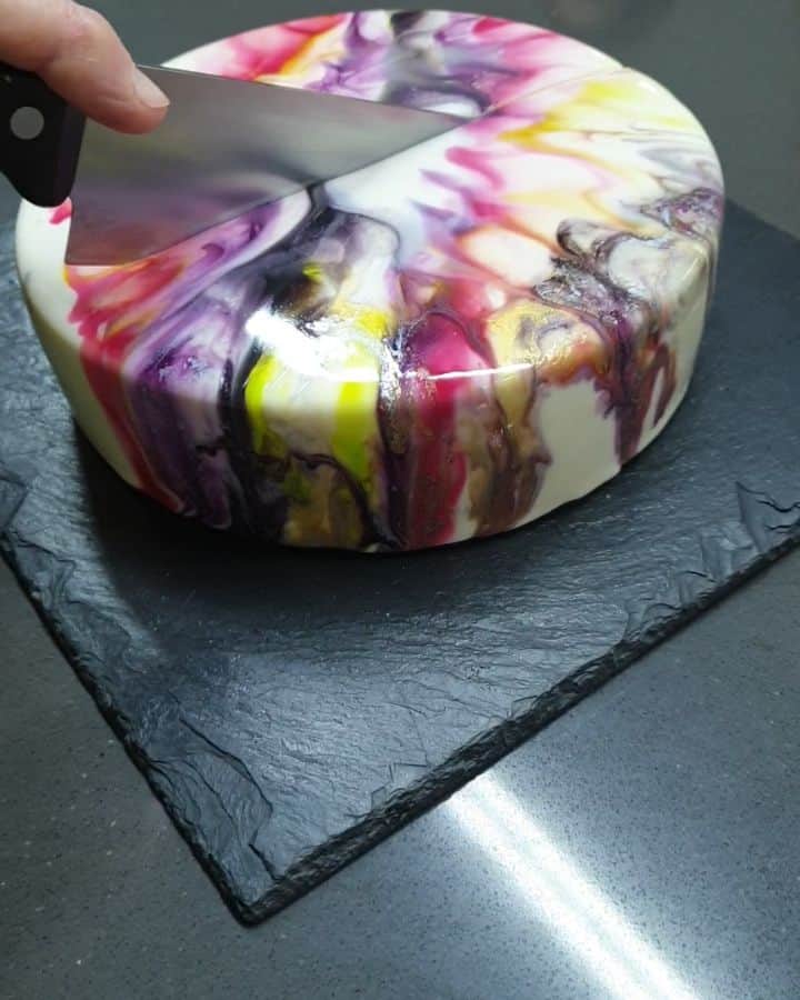 のインスタグラム：「The Cake from my Master Class👩🏼‍🍳   Strawberry and Jasmine Cake. . Торт с моего мастер класса👩🏼‍🍳   Клубника/Жасмин」