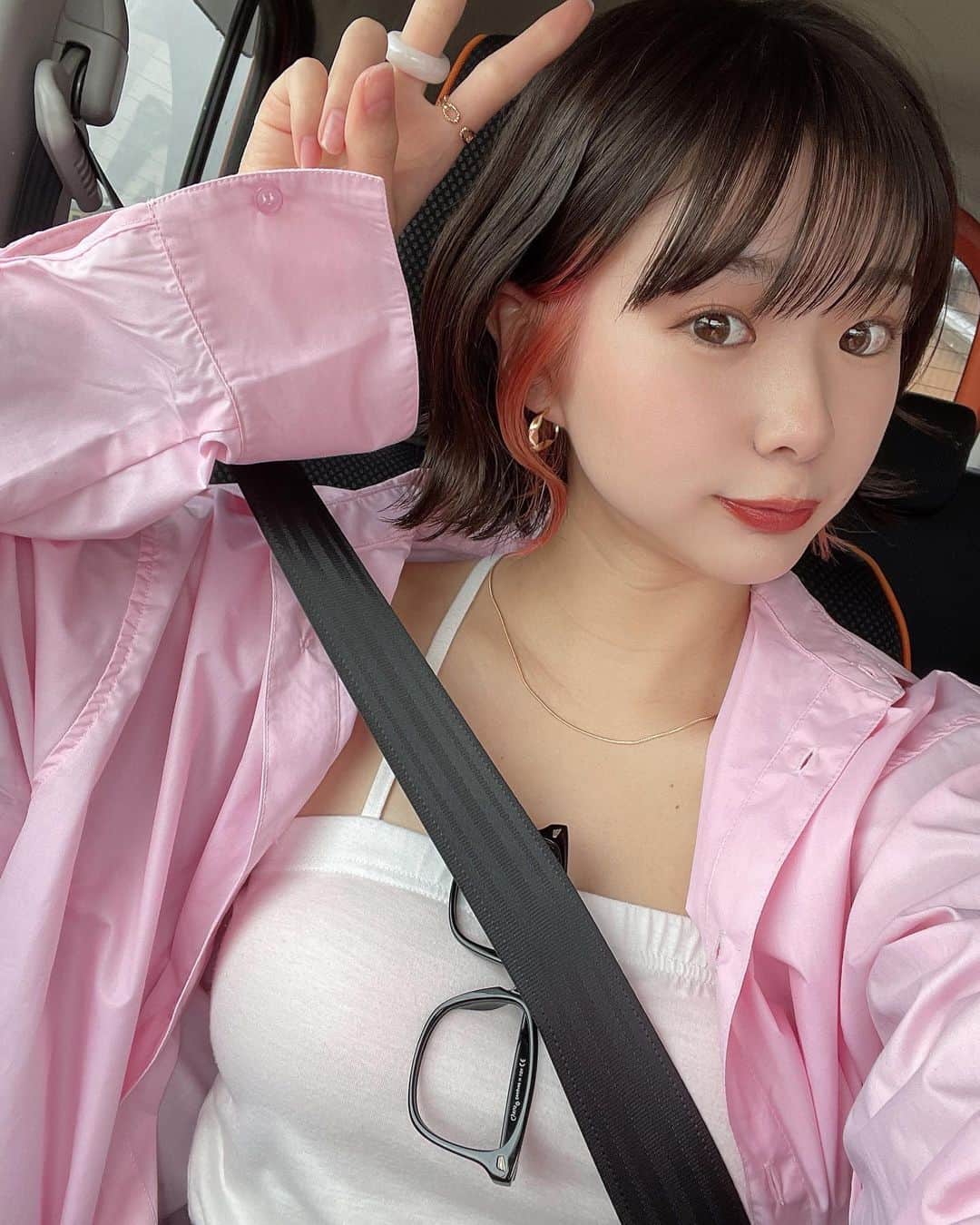 よしかわはるなのインスタグラム：「. . チラ見せインナーカラー💗 いつもの雰囲気とガラッと変われて、めっちゃワクワクだった🥰  #インナーカラー #チラ見せ #チラ見せカラー #pr  使用上の注意点 〇使用上の注意をよく読んで正しくお使いください  〇過硫酸塩配合の製品でかぶれたことのある方は絶対に使用しないでください 〇本品は過硫酸塩配合の製品でアレルギー反応をおこすことがあります」