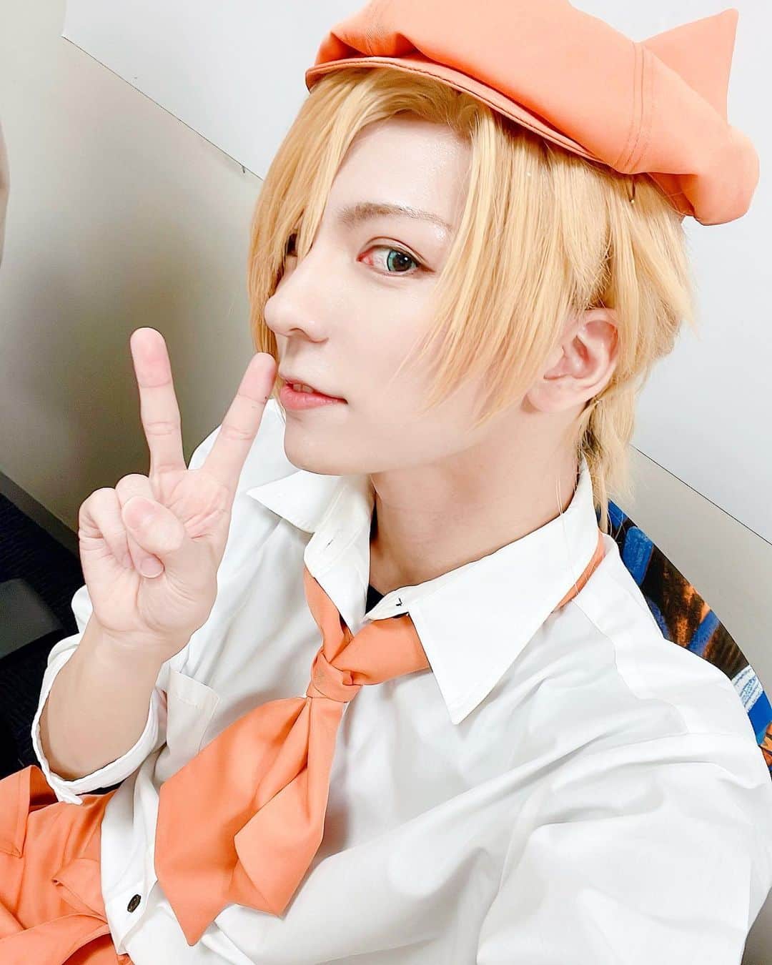 ミヤのインスタグラム：「#コンパスカフェ 初日出勤でした〜ご来場いただいた皆様ありがとうございました🐱💞✨✨✨✨  ここ最近になって人に直接お会いして交流出来る機会って本当に貴重というか、ありがたみを改めて感じています(*´ー｀*)一期一会だな〜と思いつつ、会いに来てくれた方には一生の思い出になるように精一杯頑張りたいです✊✊✊  一つ一つのイベントを大事に٩( 'ω' )و  明日もよろしくお願いします🙌  #コンパス」