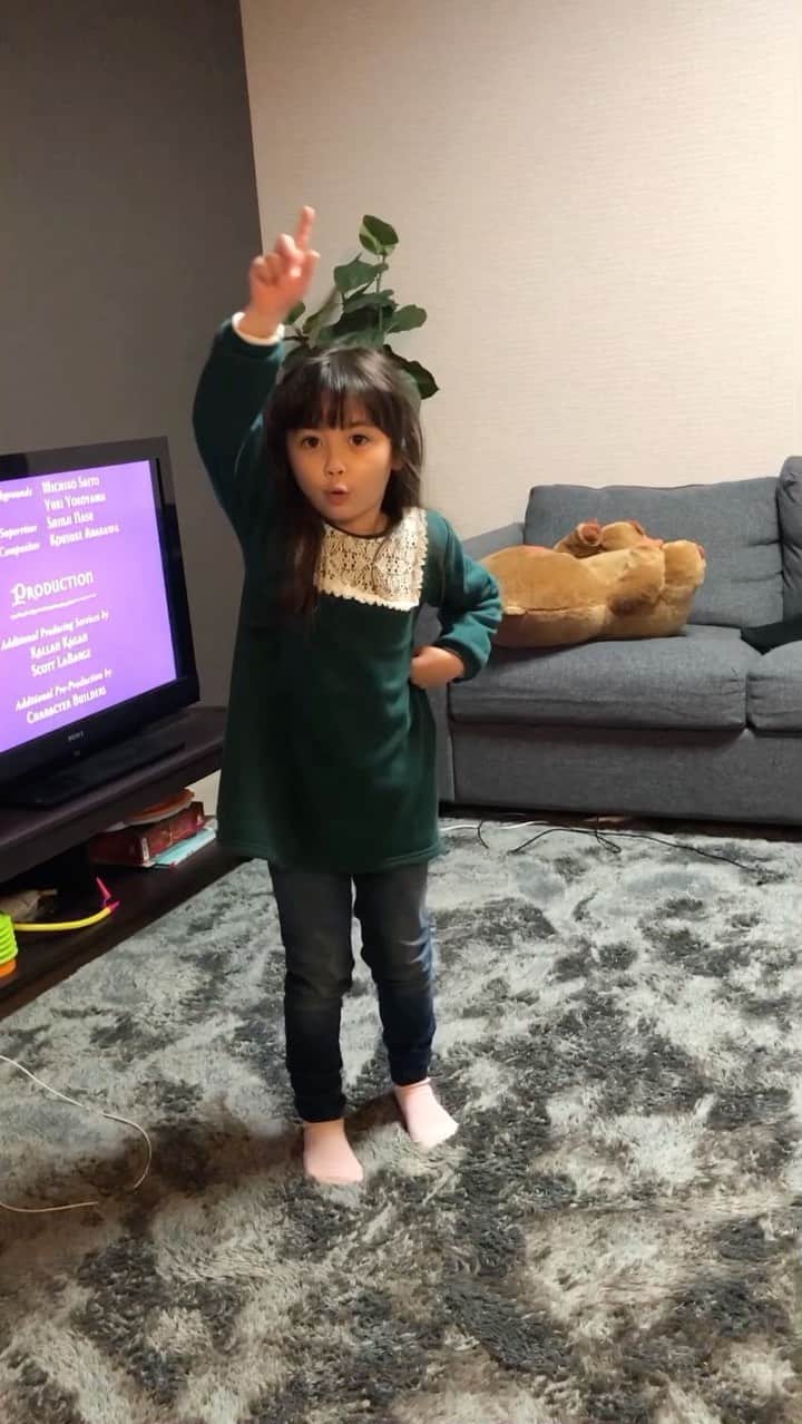 のインスタグラム：「癖のかたまり😂  音楽が流れるとスグに踊り出す瑠花るか丸🕺💃🏻🎵 癖は強いけど、なかなか音に合った動きや表情を自分で考えてしてるのが、毎回見てて面白い👏🏻😆 #dance#step#music#kid#fun#cute#happy#smile#love#ダンス#ステップ#音楽#踊り#子供#育児#子育て#ベビフル#ママリ」