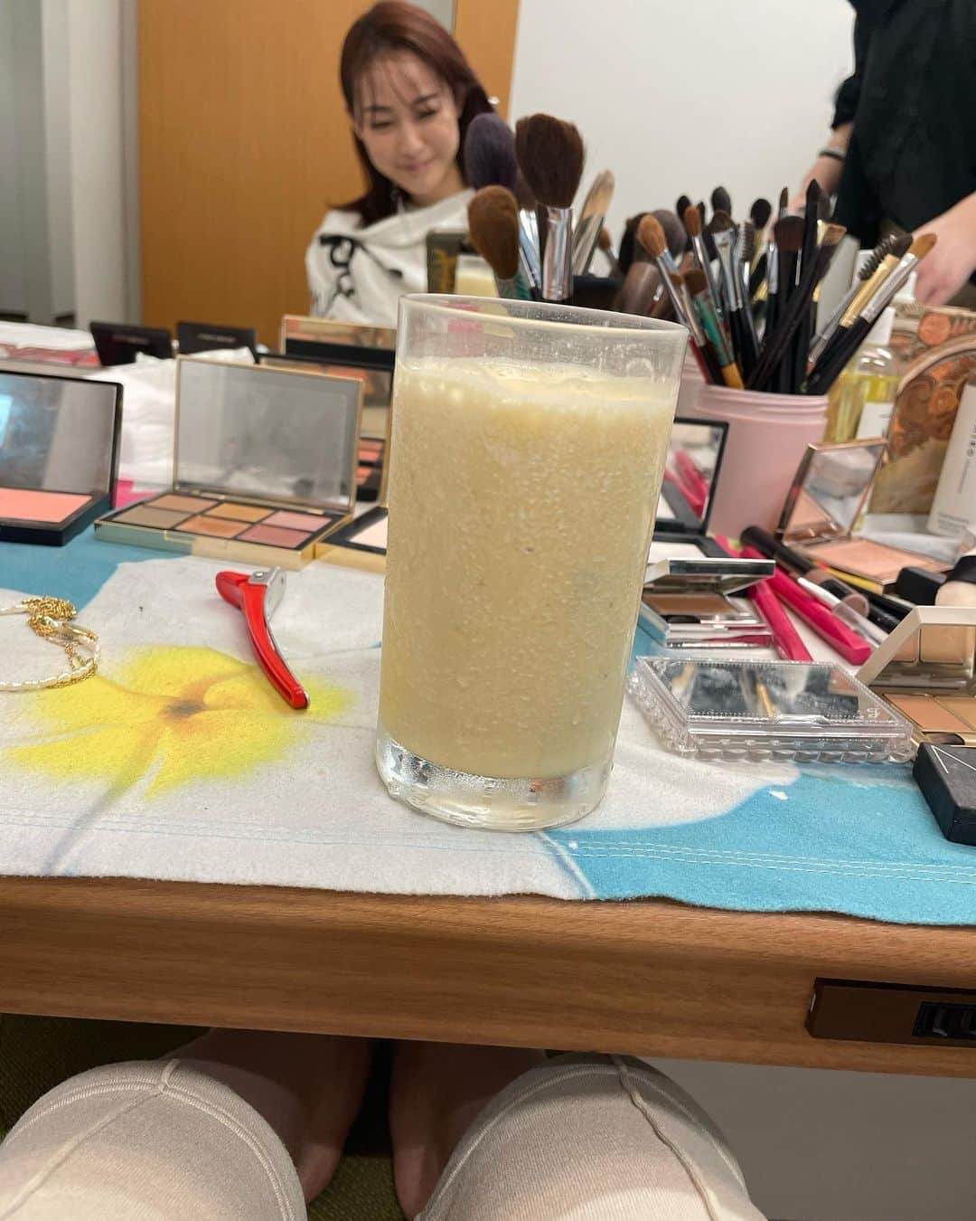 新井恵理那さんのインスタグラム写真 - (新井恵理那Instagram)「『よんちゃんTV』に出演します‼︎このあと15:40からMBSにて生放送です♪ ミックスジュース美味しいーーーヽ(；▽；) #よんちゃんtv #mbs #新井恵理那 #centforce」3月25日 15時13分 - elina_arai