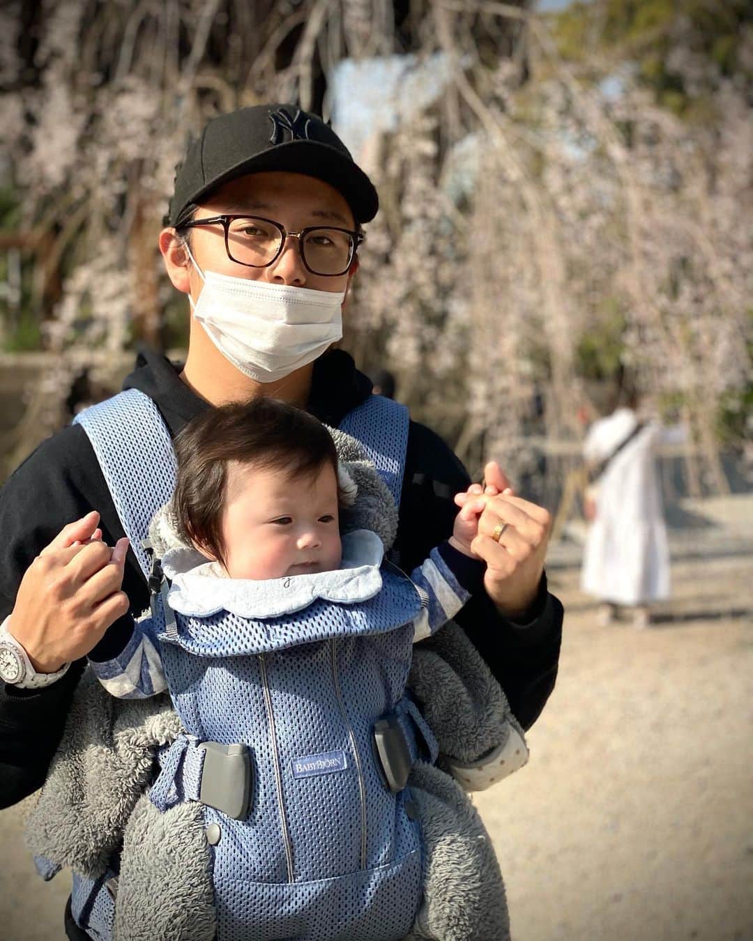 伊東大輝さんのインスタグラム写真 - (伊東大輝Instagram)「👶x🌸 なかなかキメ顔してくれない。 顔芸タイプか？笑 #baby #papa #パパ活」3月25日 15時46分 - daikiitoh
