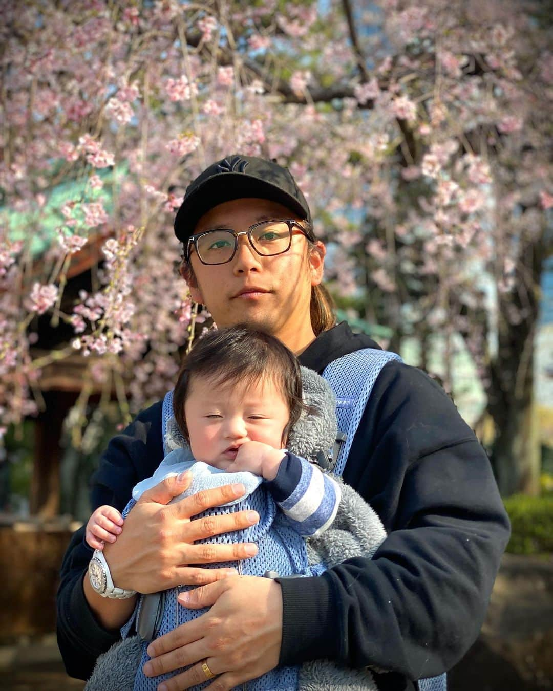 伊東大輝のインスタグラム：「👶x🌸 なかなかキメ顔してくれない。 顔芸タイプか？笑 #baby #papa #パパ活」