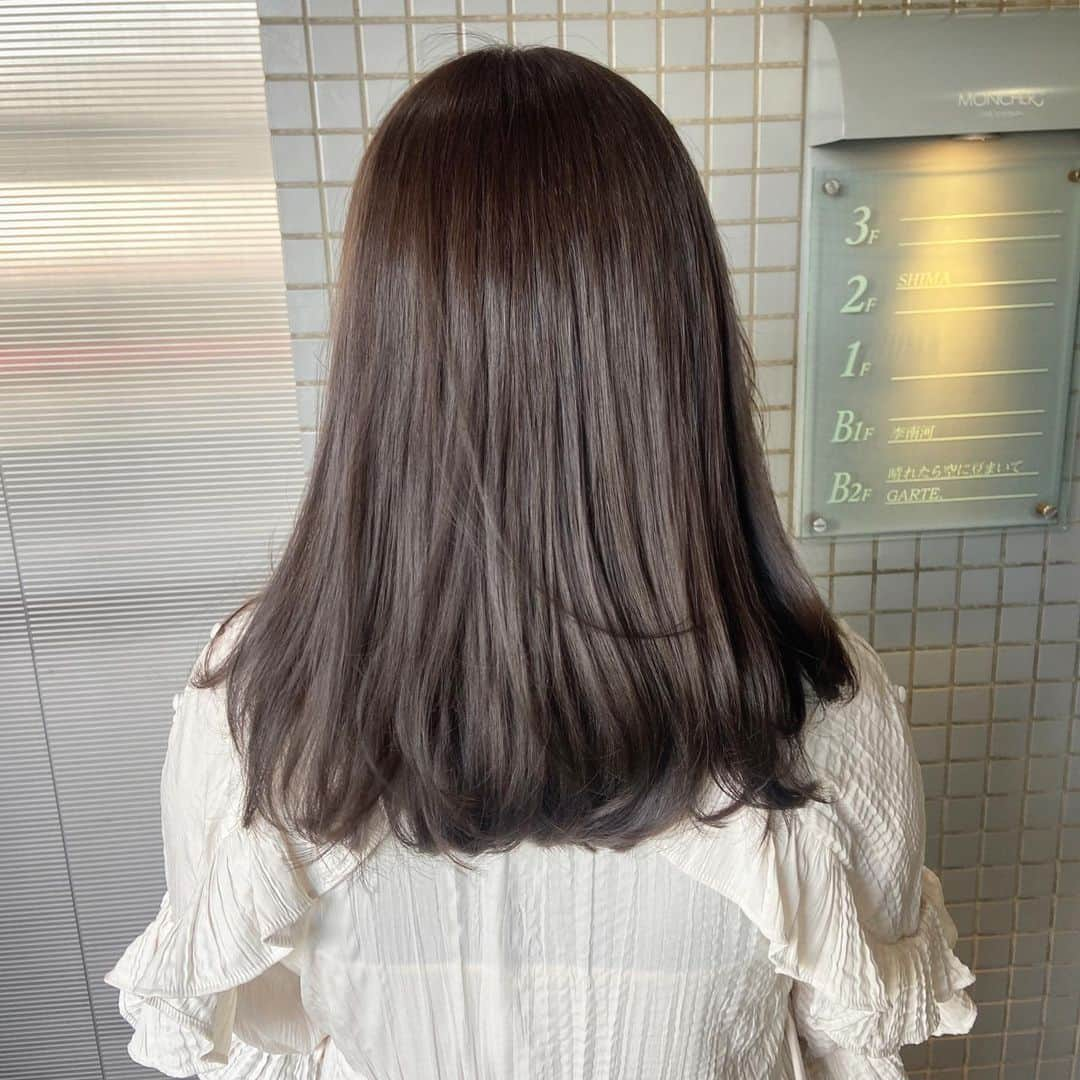 佃加菜のインスタグラム：「sheer beige🤍 風吹いて可愛い🤍#ブリーチ無し」