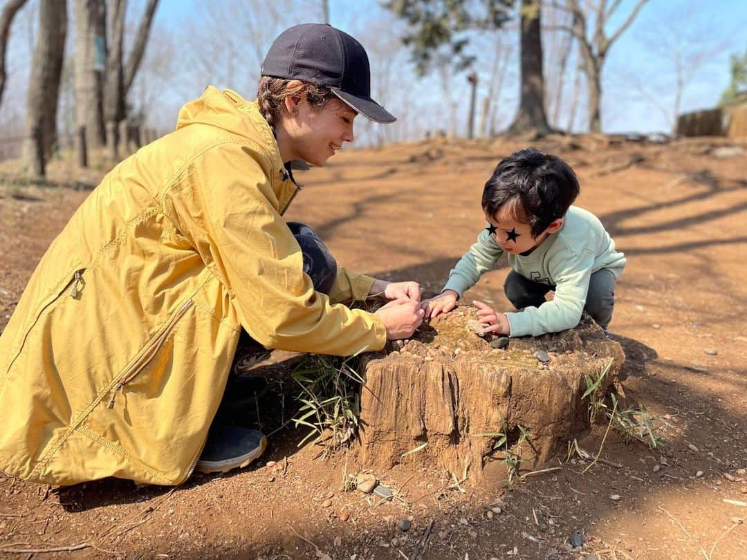 仲川希良さんのインスタグラム写真 - (仲川希良Instagram)「明日朝のラジオ 石丸謙二郎さんの山カフェで臨時店員を務めさせていただきます♩ ・ お便りテーマは「春に登った山・登りたい山」 コーヒー片手に春山に想いを馳せて語り合いませんか？ ・ NHKラジオ第一 3月26日　朝8時5分〜です！ ご来店お待ちしております😊 ・ ・ 写真は先日歩いた小さな山で 息子お得意ドングリクッキーのおもてなしを受けているところです☕️🍪 ・ ・ #⛰ #📻 #☕️ #NHKラジオ #石丸謙二郎 さん　#山カフェ #春山 #登山 #トレッキング #ハイキング #お散歩 #親子登山」3月25日 16時35分 - kiranakagawa