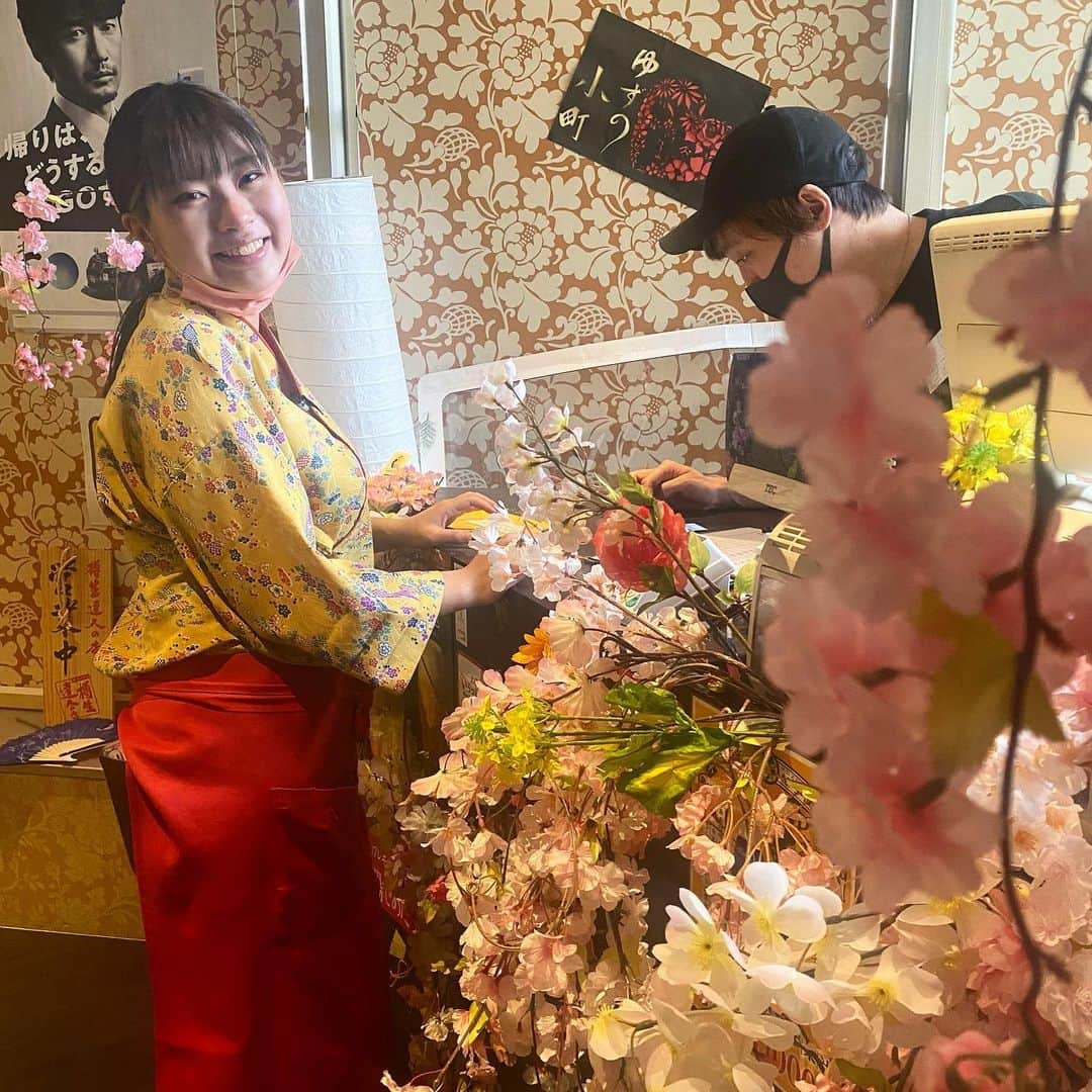 ゆずの小町京橋店のインスタグラム：「本日もお疲れ様です♥️🍛💫 昨日の営業終わりにタカオくんとレジ前の衣替えをしました💗‼️ 今回のテーマは🌸百花繚乱鬼盛りmaxお花見versionです🌻 私は派手派手が好きなので〜♥️ レジの前来た時是非見てみてくださいね🍑🎶 ちなみにメニューがリニューアルしました‼️ おいおい新メニューもご紹介していきます💫 本日は1700-2330まで営業しております🎶 お席少しずつ埋まってきているのでお早めにお電話お待ちしています🌻😀😭  #海鮮 #鮮魚 #ゆず #柚 #ユズ #お肉  #肉 #魚  #創作和食 #個室居酒屋 #食テロ #飯テロ #美味しい #京橋ディナー #居酒屋 #居酒屋巡り #居酒屋グルメ #居酒屋好き #居酒屋好きな人と繋がりたい #飲み放題 #osaka #大阪 #京橋 #京橋グルメ #京橋居酒屋 #京橋飲み #ゆずの小町」
