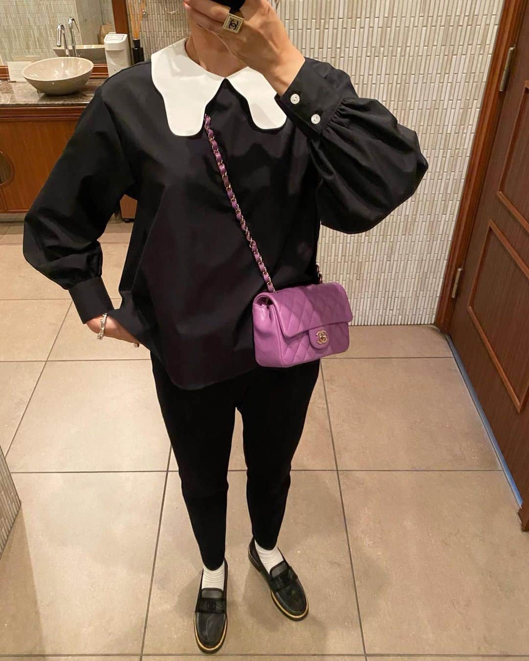 Mai Wakimizuのインスタグラム：「やっとやっとやっとお披露目出来るのが嬉しい！この春1番楽しみにしていたバタフライカラーブラウス♡モノトーンのコンビが良い子そうでしょ♡笑 このブラウス好き過ぎて、本当に毎日これでも良いぐらい。とにかく今1番のお気に入りです＼(^o^)／(しつこい？笑)シルエットや生地感はピエロブラウスと同じで、手首だけ少し大きくしてます！同じシリーズでワンピースも作ってるのでまたご紹介します♡ #wakkinstyle#ootd#coordinate tops:#linkable @linkable_official(来週31日〜予約販売予定)」