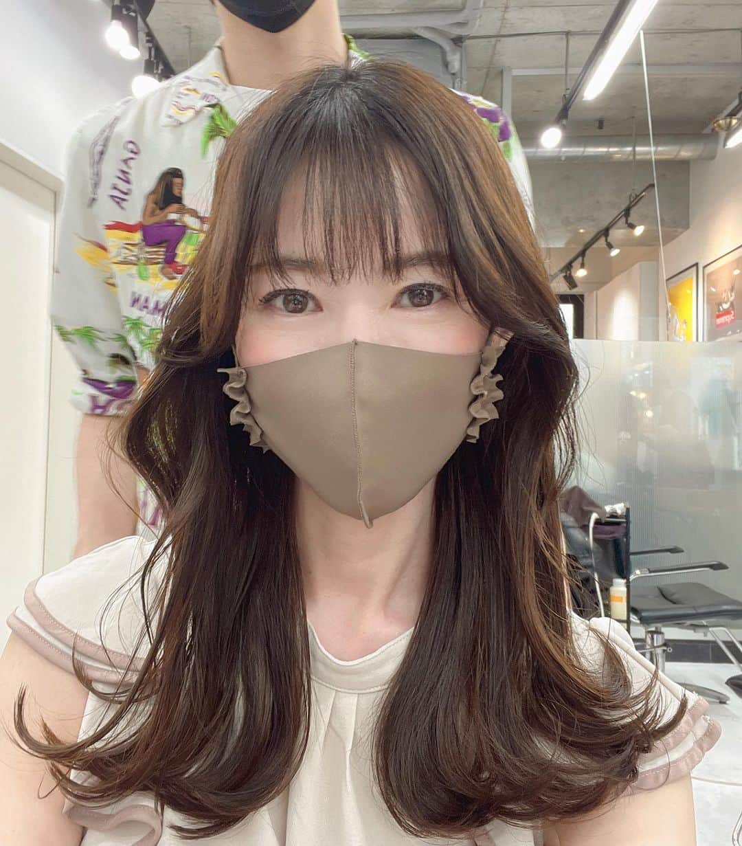 のインスタグラム：「くびれヘアでイメチェン✨  Beforeは2枚目を見てねー  前から気になってたくびれヘアだけど 顔まわりのレイヤーは失敗したくなくて💦  以前からカラーでお世話になってる 大石 @adition.kj さんにお願いしてみたら  ほんとにイメージ通りになりました🥰  ありがとうございます💓  巻き方の動画を撮らせてもらったよ✨ 自分でも再現できるように練習しなきゃ！  #くびれヘア #くびれ巻き #韓国風ヘア #外巻き #外ハネ #レイヤーカット #ヘアスタイル #ヘアサロン #渋谷 #渋谷美容室 #渋谷サロン #アラフィフ #50歳」