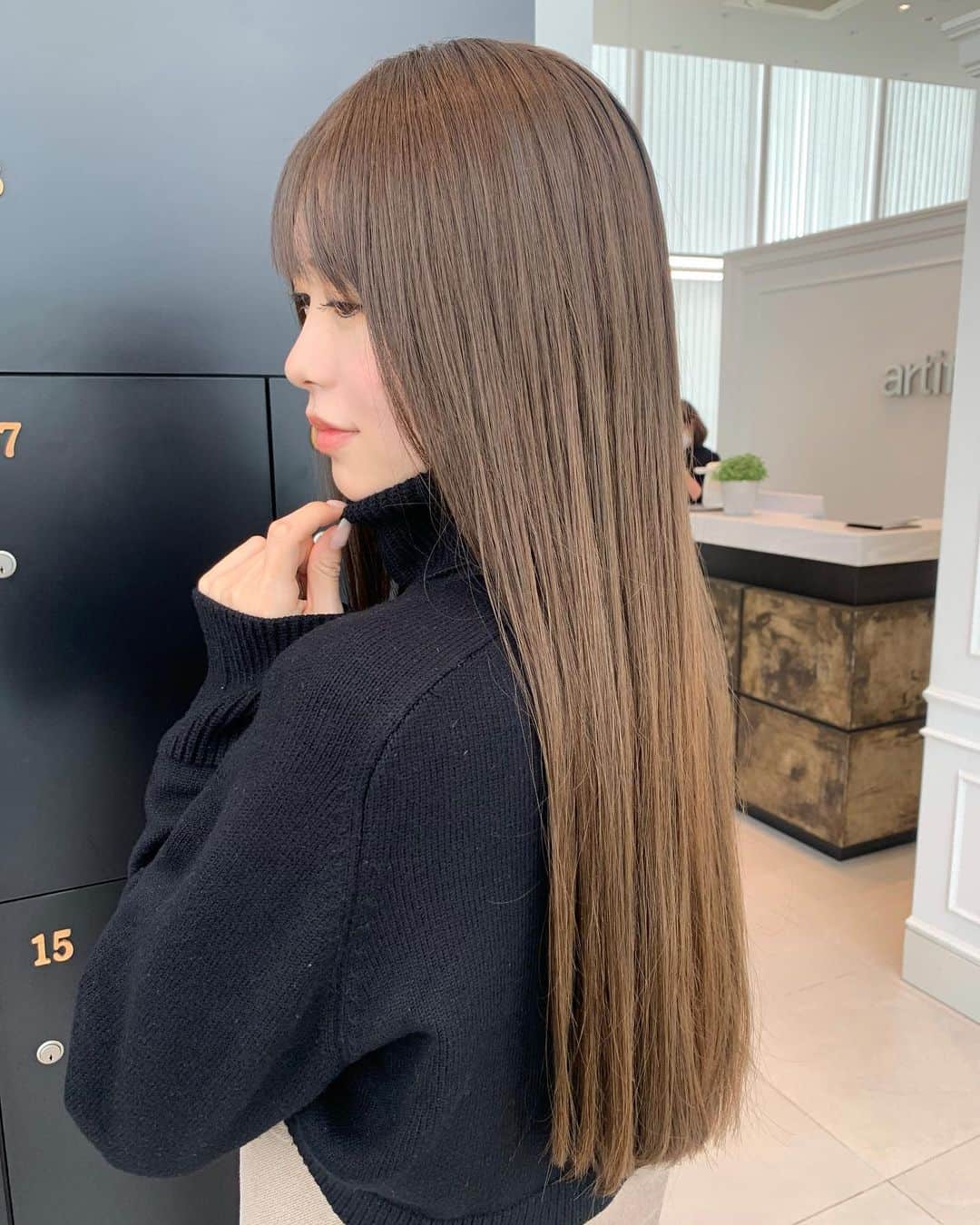 のインスタグラム：「約2ヶ月ぶりにヘアサロンへ行ってきました！  artifataの森本さん(@artifata_morimoto )に カットとカラーをして頂きました✨  今回カラーはオリーブ系を入れて春っぽい感じに🌸  時間の都合でトリートメントは今回できなかったけれど それでも指通りは違いました😳サラサラ  ここのサロンではオージュアも扱っているので、シャンプーとトリートメントどちらもクエンチを購入することにしました♡  そして、オージュアから新しいヘアケアの 『エクスシールド』をお試しさせていただきました！  PM2.5や花粉などがダメージに繋がるそうで🥲 それらをブロックしてくれる効果があるみたいです！  金木犀の香りで癒されました✨  またよろしくお願いします！  #美容院 #ヘアサロン #artifata #サロン #ロングヘア #カット #カラー #デザインカラー #トリートメント #オージュア #aujua  #エクスシールド #表参道 #青山 #原宿」