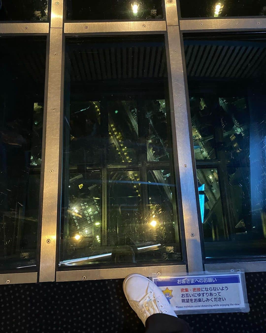 瀬戸利樹のインスタグラム：「LINEドラマの 「DEATHきゅんループは止まらない！」 観てくれてますかー？ スカイツリーでの撮影があったんですが、 営業後にお邪魔したのでスカイツリーを独り占め状態でした😀 この下の窓で思い出すのがもう一つの巨塔、 東京タワーで小さい頃、下を覗き高所恐怖症になった思い出。。。 足を伸ばして写真を撮りました😦 来週10話よろしくお願いしますー！ #LINEドラマ #DEATHきゅんループは止まらない」