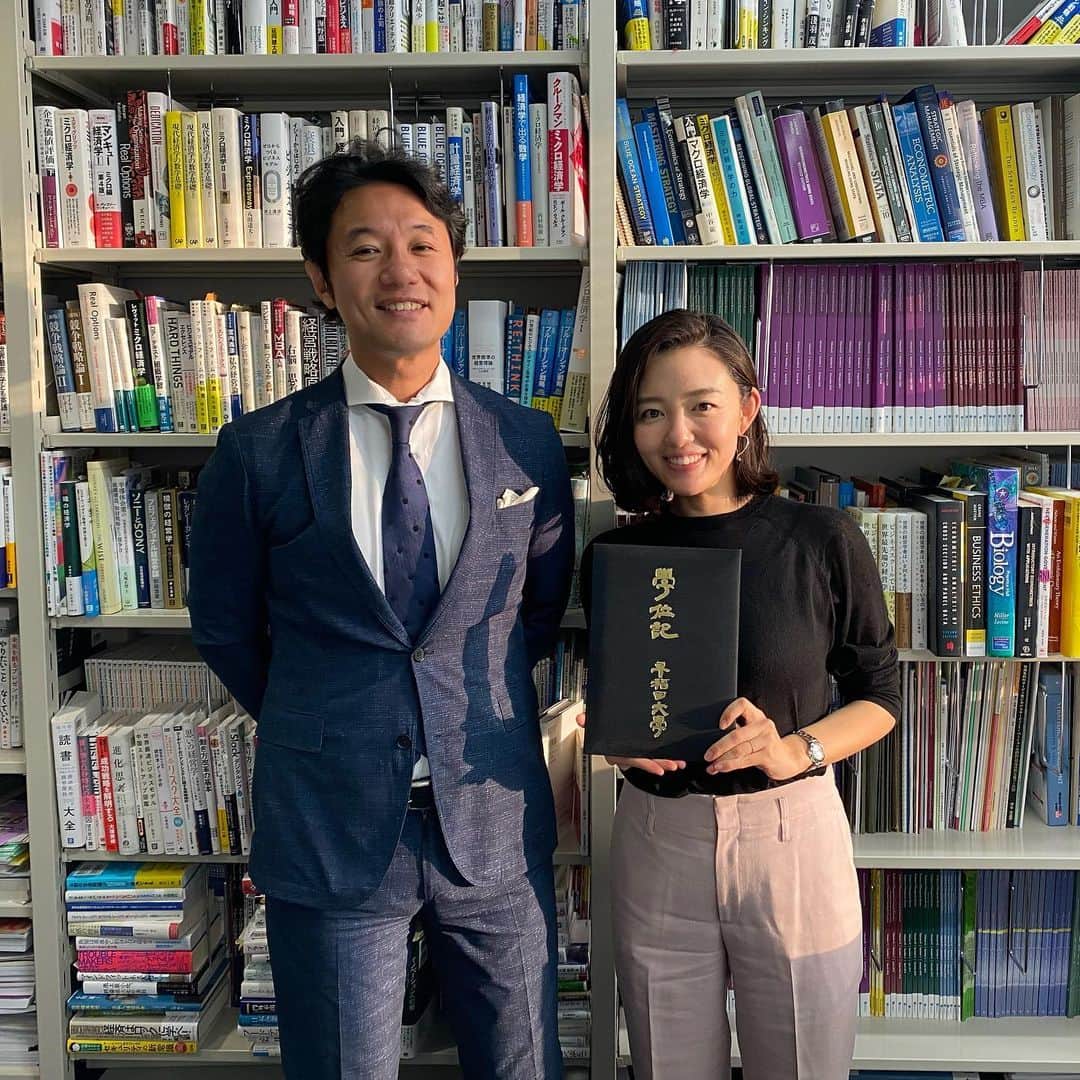阿部優貴子のインスタグラム：「Finally I received my diploma！👩🏻‍🎓 去年卒業しましたが、 出産のタイミングとまるかぶりで 受け取りに行けていなかった学位記を 一年越しの卒業式のタイミングでゲット！ 久しぶりのキャンパス、先生、 同級生のみんなに会えてたのしかったなー 今振り返ると、やっぱりMBA生活、 たのしかったし行ってよかったです。🥰☝️ #wasedabusinessschool」