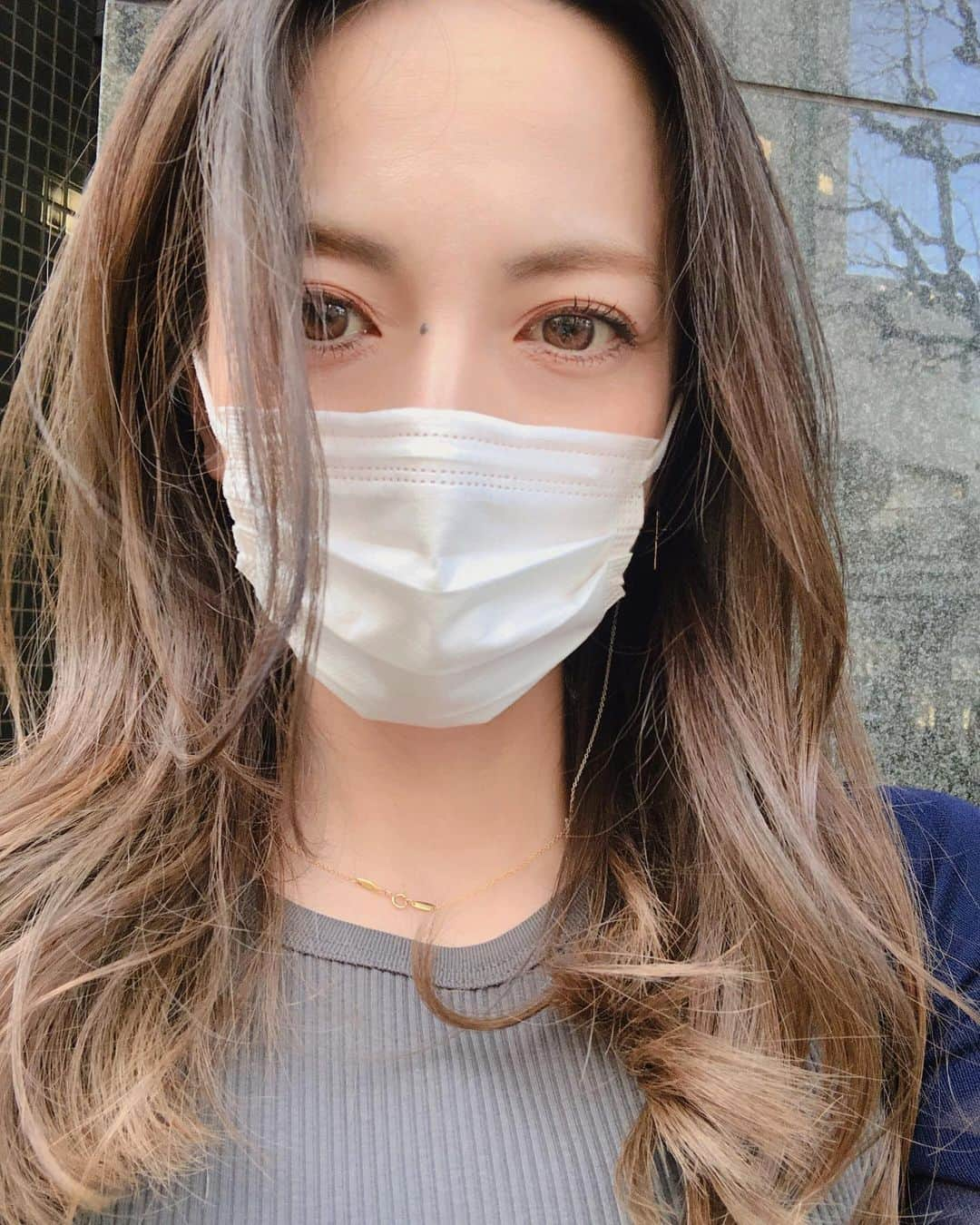 YUUKIのインスタグラム：「💇‍♀️ 今回はカット無し カラーチェンジ🖤  ベースにたっぷりハイライトを入れた後に、 根元からグラデーションのスモーキーグレージュcolor✨  色が落ちてくると…次は ベースに入れたハイライトの出番😉‼︎ どんどん変化していくカラーを楽しむ 育てるカラーに夢中です♪  @lyon_hair  @takatokuhiroshi   #hairstyle #haircolor #hair #color #beautycare #photooftheday #photography #selfie #spring #ヘアカラー #ヘアカラートレンド #ヘアスタイル #春ヘア #春カラー #グラデーションカラー #ハイライト #スモーキーグレージュ #東京サロン #育てるカラー」