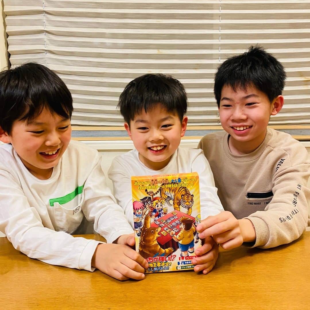 のインスタグラム：「兄弟・親子で楽しめる 【どっちが強い!?　動物王者決定！たし算バトル!!】 というカードゲームで遊んでみました！ たし算をしながら遊べるので、なーたんも暗算が得意になってきた気がします😁 本日の動画でも楽しく遊んでいるので、是非ご覧ください！ #brother4 #YouTuber #兄弟対決 #PR #どっちが強い!?動物王者決定！たし算バトル!!」