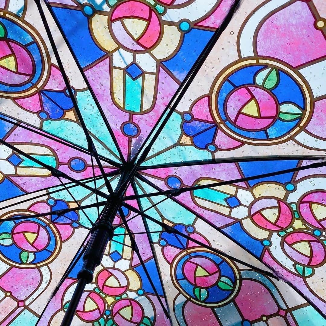 早瀬走のインスタグラム：「雨が降っても傘が可愛かったらテンション上がるね☺️ #ステンドグラス傘」