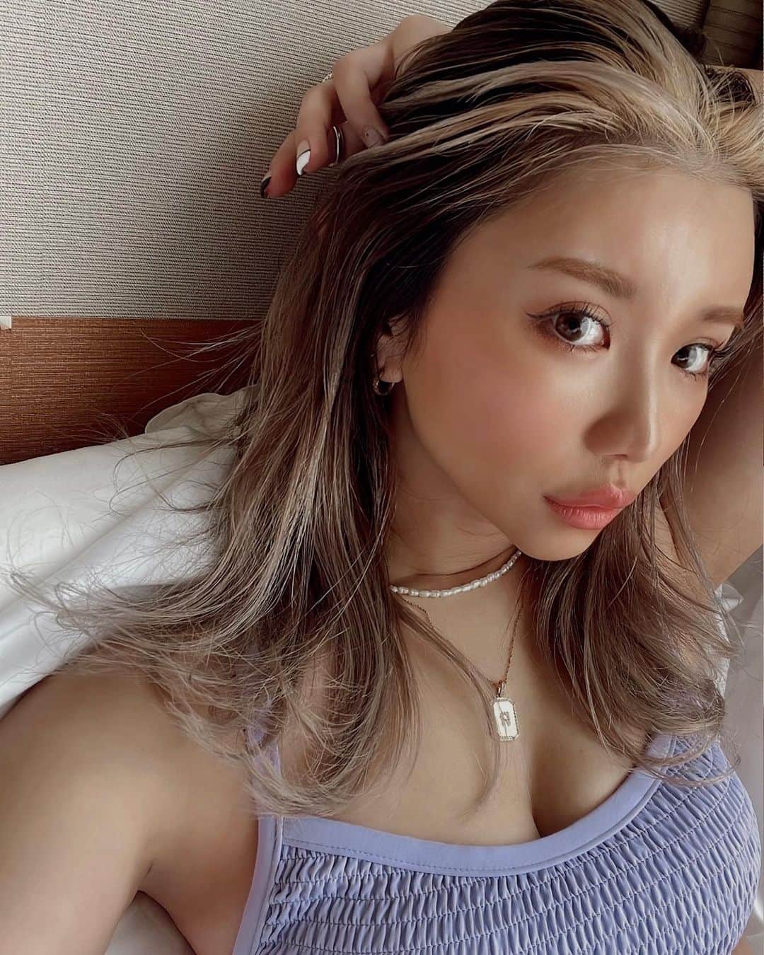 ✷kana✷のインスタグラム：「身体は加工されないという現実 ))  ただただ髪の毛の繊細なカラーリングを ご覧いただきたい、、 THX @saki_vekka ✂︎ あ、ストレートのがわかりやすかったなってゆー笑 ごめんなさい🫠  #hairstyle#haircolor#selfie#gradationcolor#表参道美容室#セルフィー#ヘアカラー #bikini#alexiastam#fashion#tokyo」