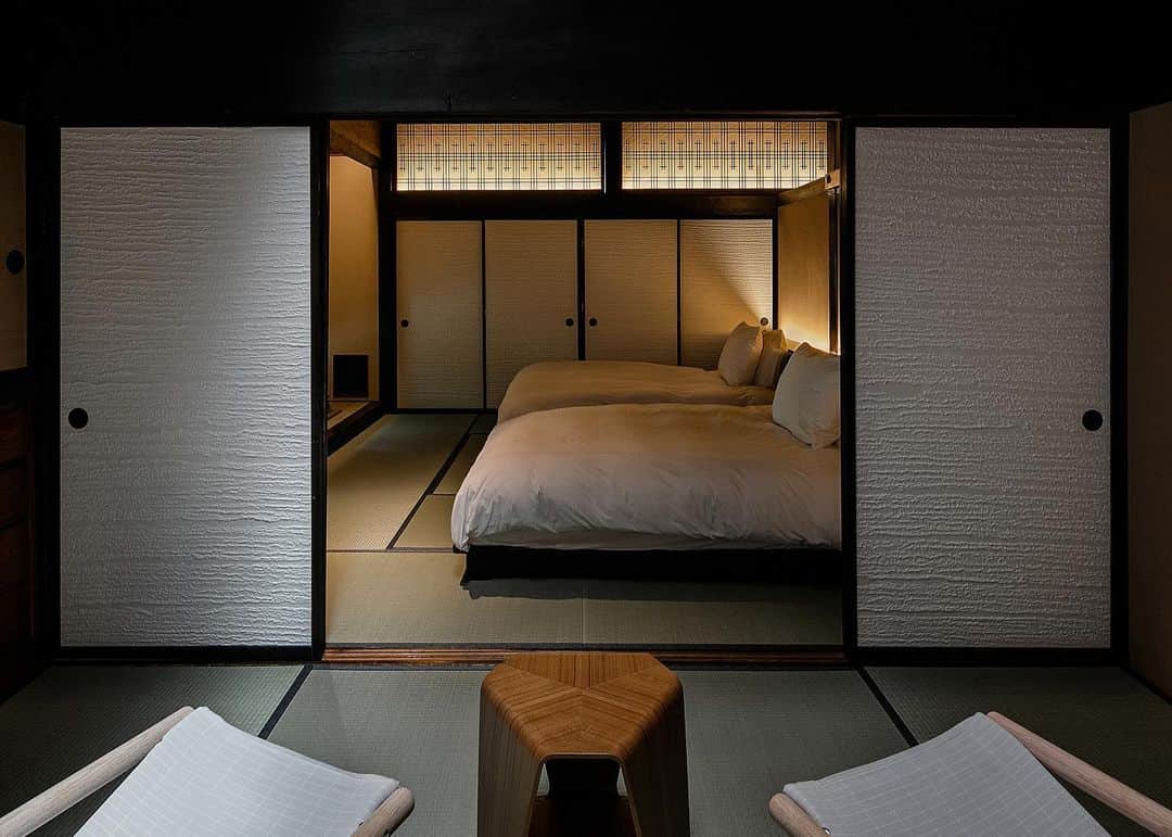 Wajueのインスタグラム：「BYAKU Narai -歳吉屋- interior design : Takenaka Corporation  photo :  Rococo Produce inc.  #wajue #和紙  #takenakacorporation  #byakunarai #hoteldesign #abstractart #washi #wallpaper #japanesewallpaper #wallcovering #textures #surfacedesign #ecomaterials #interiordesign #interior #design #interiordesigner #interior_design #interiorart #interiorstyle #lighting #ecopaper #materials #handmade #luxurylifestyle #luxurydesign #designideas #deco #artwork #custommade」