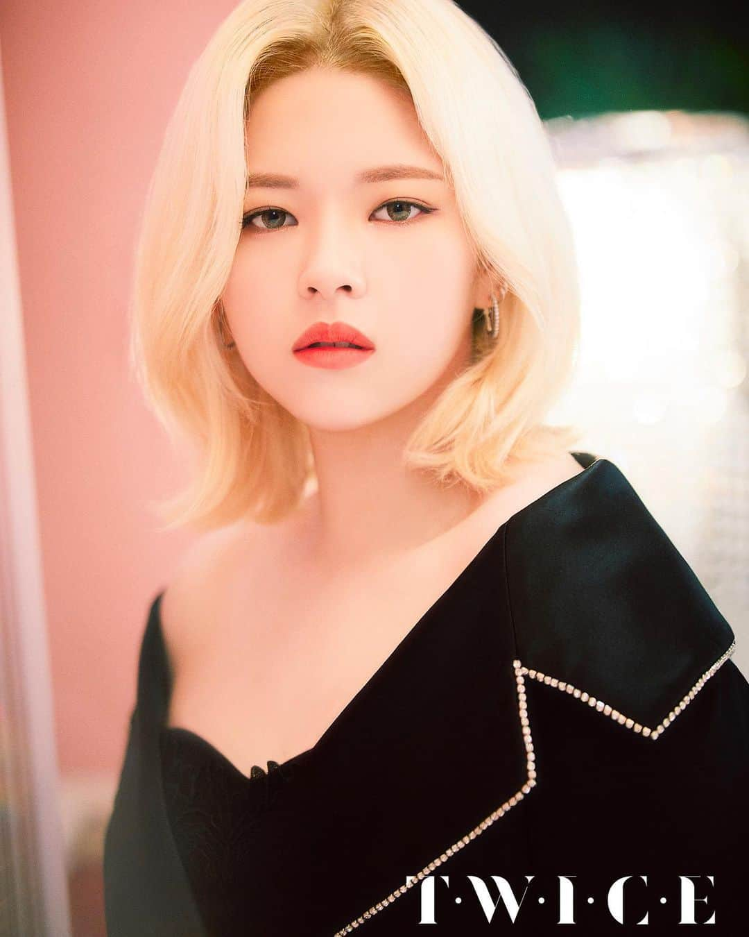 TWICEさんのインスタグラム写真 - (TWICEInstagram)「TWICE JAPAN DEBUT 5th Anniversary『T・W・I・C・E』 2022.05.25 Release  TEASER PHOTO -JEONGYEON-  #TWICE #JEONGYEON #TWICE_JAPANDEBUT5thAnniversary #T・W・I・C・E #DVD #Bluray」3月26日 0時00分 - twicenews