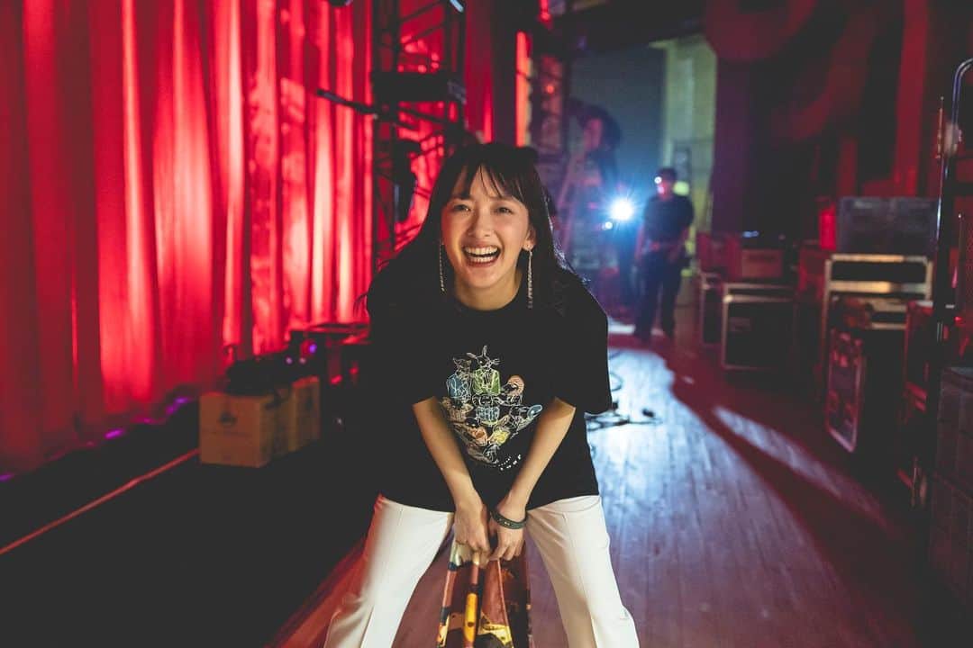 のインスタグラム：「旭川、おまたせ！ みんなウェルカムムードすぎ。とても嬉。飛び込みたくなっちゃった。また来るわね！ 次は札幌！みんなのアドバイスのおかげで北海道で暖かく過ごせてるよ！🦀 #Actortour2022  photo by ヤリミズユウスケ」