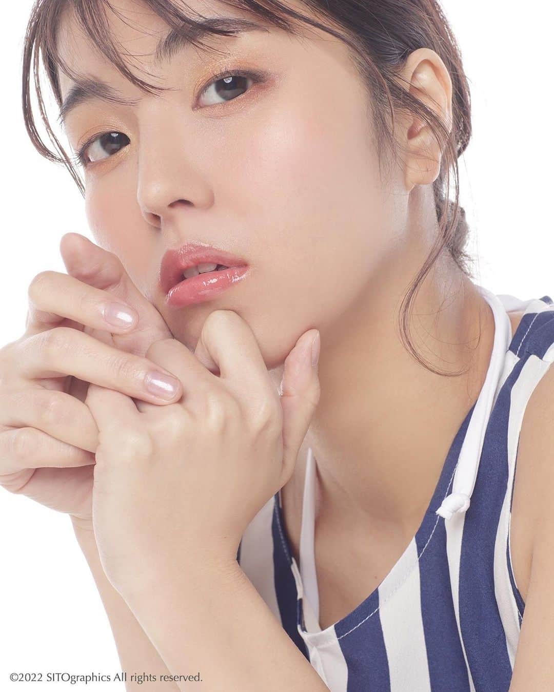 シト山口のインスタグラム：「絶大な人気のなばなさん😆💕✨  春先は鬱が怖いね💦 気圧とか急激な温度差には気を付けよう(=ﾟωﾟ)ﾉ 落ち込むのはあなたのせいでは無い❤️  model なばな　@i_am_nabana  hair&make @hasegawashinya  photo シト山口 @sito_yamaguchi  #model #make #fashion #hairmake  #photo #shoot  #instafollow #フォロー #いいね #モデル #美脚 #美人 #美肌 #美白 #小顔 #スタイル #ヘアメイク #メイク #ポートレート #ファッション #ビューティー #作品撮り  #女優  ©︎2022 SITO graphics All rights reserved.」