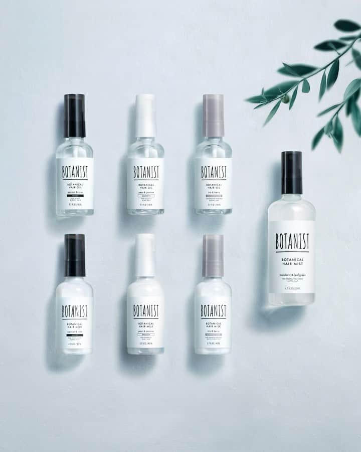 botanist officialのインスタグラム：「【NEW✨】 本日より #ボタニカルアウトバス シリーズ発売開始！ 高純度オリーブスクワラン* 配合で、髪を集中美容ケアし、感動の指通りへ🌿  お風呂上がりに、髪に潤いを補給するアウトバスシリーズが、新しく生まれ変わりました。 髪悩みに合わせて選べる3つのタイプと、お風呂上がりや朝のセットなどシーン別で選べるヘアオイル、ヘアミルク、ヘアミストのラインナップとして登場✨  また「植物と共に生きる」未来のために、容器にはサトウキビから抽出したバイオマス原料を使用。 売上の一部で伐採跡地に複数樹種を植林し、多様性の森を復興するための #BOTANISTの森 づくりも継続して取り組んでおります。  ✔︎ 商品詳細はプロフィールURLをチェック💡  ＜発売 / 取扱い店舗＞ 3/17（木）：公式オフィシャルサイト先行予約開始 3/18（金）：BOTANIST ルクア大阪店 3/25（金）：公式オンラインストア / ECサイト（楽天市場、Amazon、Yahoo!）/ 全国バラエティショップ、ドラッグストア（一部店舗除く）  * スクワラン（保湿成分）  #植物はイメージじゃない機能する #ボタニカルヘアケア #するっとツヤ髪ボタニカルオイル #BOTANIST #ボタニスト #botanicalbeauty」