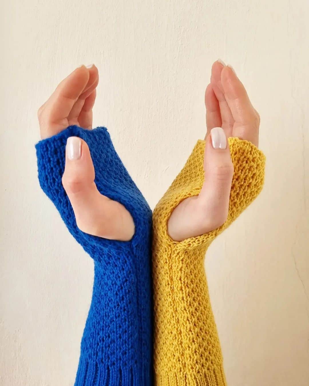 ティネスのインスタグラム：「You have two hands 🙌 One to help yourself, second to help others 💙💛」