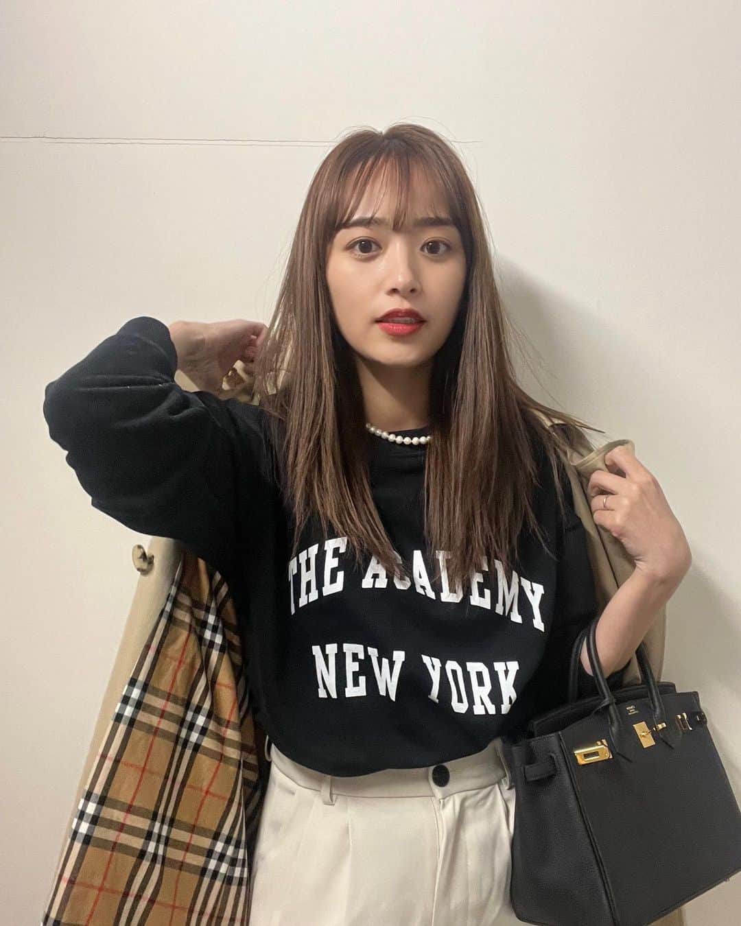 近藤千尋のインスタグラム：「今日のお仕事おわりました🌸 1日の終わりの顔してる😂笑  し、ふ、く🤍 @burberry  のトレンチは 一生使いたいアイテム💕  今日はパパがお迎えやらご飯やら 担当の日だったから 助かりました🧏🏻‍♀️❤️  みなさんも、 1週間おつかれさまでした❣️  ラヴィットの衣装 あとで更新するねっ✨☺️」