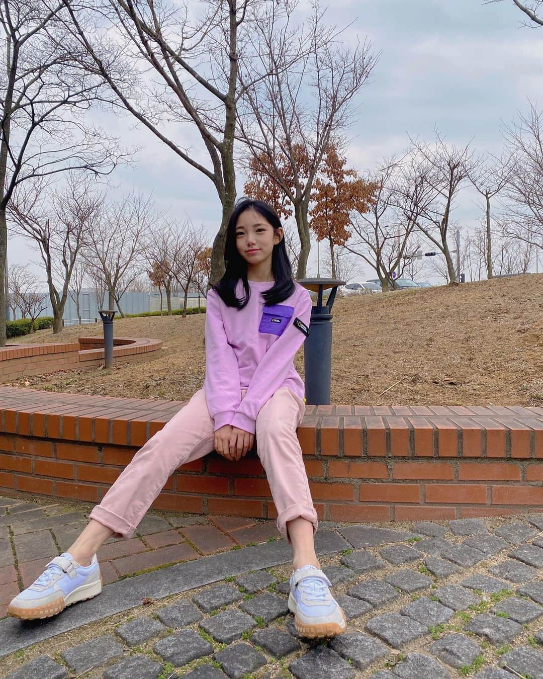 ウンチェさんのインスタグラム写真 - (ウンチェInstagram)「#광고  빼꼼💜   오늘 날씨 완전 포근하다 ,  #ootd #내셔널지오그래픽키즈 #내셔널지오그래픽 #키즈맨투맨 #키즈MTM #MTM #키즈데님  #키즈청바지 #초등학생코디 #신학기룩」3月25日 19時02分 - __leehye