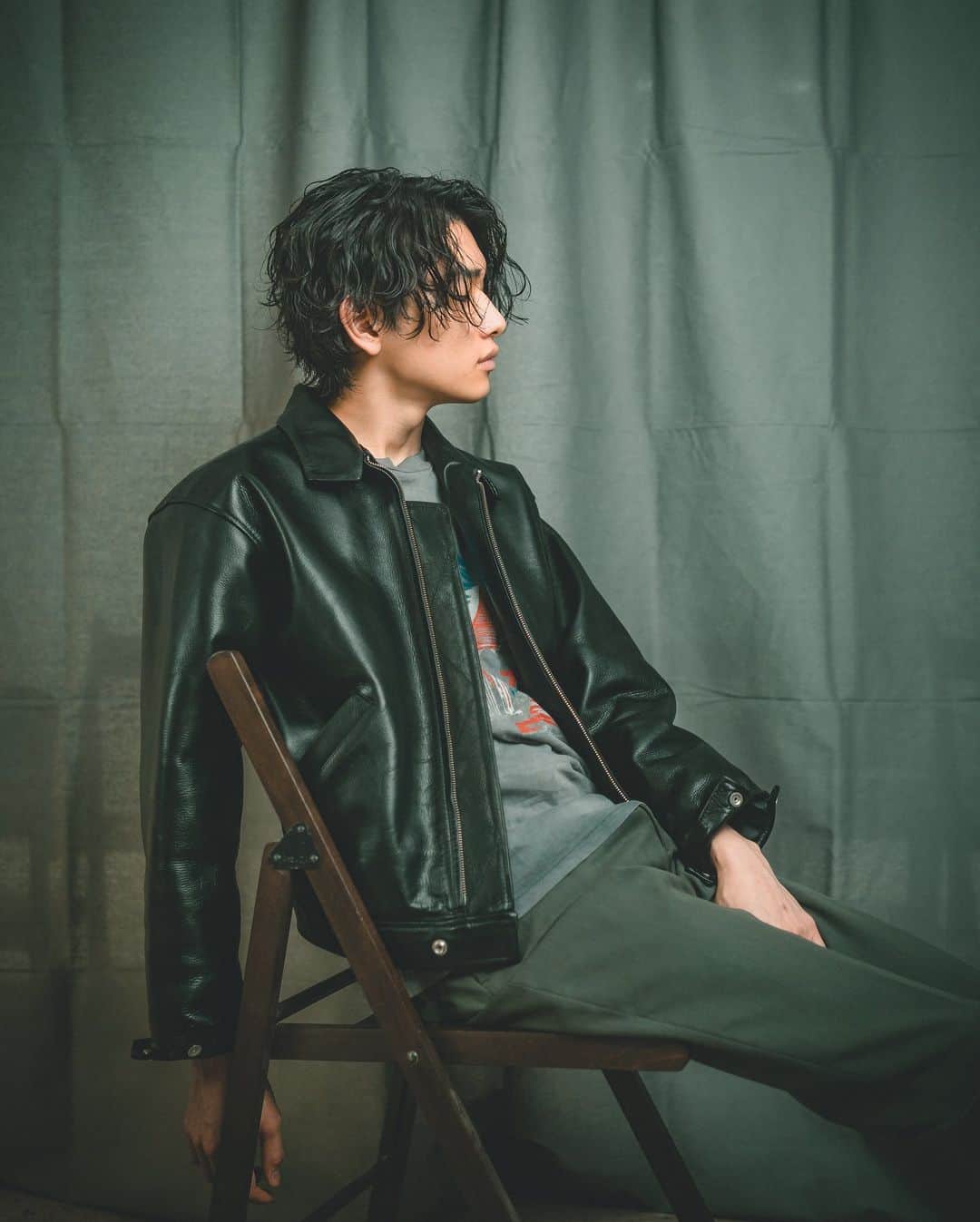 のインスタグラム：「𝑩𝒍𝒂𝒄𝒌 𝒑𝒆𝒓𝒎 𝒕𝒚𝒑𝒆𝟏  𝑯𝒊𝒂𝒓.𝑭𝒂𝒔𝒉𝒊𝒐𝒏.𝑷𝒉𝒐𝒕𝒐 𝑩𝒚 @amezooon   #𝔠𝔦𝔫𝔢𝔪𝔞𝔱𝔦𝔠𝔪𝔢𝔫𝔰𝔥𝔞𝔦𝔯  #大人パーマ #大人マッシュ #大人ヘア  #黒髪 #ブラックコーデ  #黒髪パーマ #波巻きパーマ  #波巻き  #スパイラルパーマ  #スパイラルパーマメンズ  #マッシュ #ツイストスパイラル #ツイストスパイラルパーマ  #メンズヘア  #メンズファッション  #外国人風ヘアー  #外国人風パーマ  #a7Ⅳ #sony  #sonya7Ⅳ #zeiss40  #ポートレート #シネマティック  #cinematic  #cinematicmenshair #シネマティックメンズヘア #木村拓哉  #古着 #vintage」