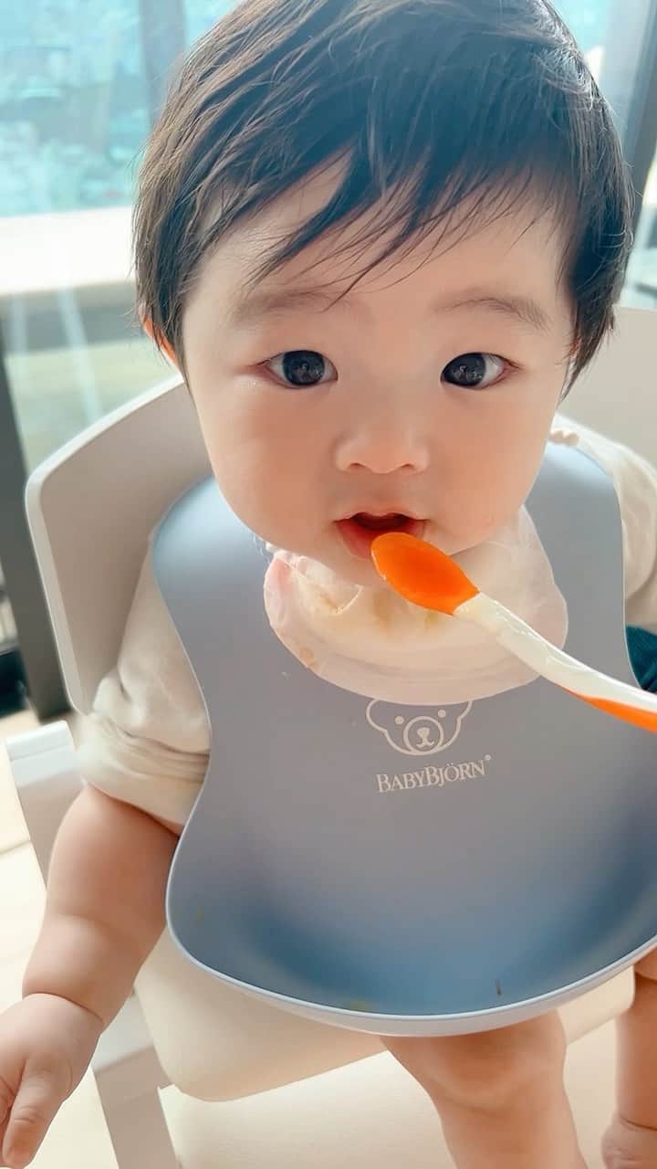 のインスタグラム：「はじめての🍅を食べた時の反応😭 可愛すぎてつらい。。。笑  完全自己満ですが、記録用です❤️😂  離乳食も二回食になり食べない日も全然あるけど、考えすぎず試行錯誤してゆるりと楽しんでます😄  先日学んだ @chietokeiji さんの 『味覚の育て方』の本に基づいて たくさんの味を覚えてもらえるよう 旬のものをどんどこ味わってもらってる👶✨  完食しなくても、ペって出されても、味覚敏感期の今たくさんの味を記憶させてあげることで大人になった時の味覚がとても豊かになるそう✨　食べることが大好きなパパママなので、大人になって一緒に楽しめたらいいな〜なんて妄想なんかして…😘❤️  ちなみに、首に挟んでいるのは母乳パットの余りです！😂 フォロワーさんに教えてもらって、汁物などでお洋服が汚れないよーと言われて毎日活用！いつもありがとうございます☺️❤️  #離乳食初期 #離乳食メモ #離乳食後期 #離乳食中期 #離乳食日記 #離乳食レシピ #離乳食メニュー　#子育ては親育て #子育てさまざま」