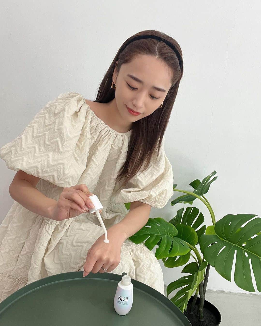 近藤千尋のインスタグラム：「もう何年もアンバサダーをさせて頂いている @skii  さん🤍🤍  パワーアップした美白美容液の ジェノプティクス  ウルトオーラ エッセンスと 摩擦レスなマッサージが出来る 目元美容液 ジェノプティクスアンダーアイサークル、  そして桜のデザインが可愛い限定ボトルの ピテラエッセンスのおかげで ツルツルなお肌を保てています🌸🤍  ウルトオーラエッセンスは しっとりうるおうテクスチャーで 肌曇りの気にならないお肌にしてくれます🥰  ずーっと私の定番スキンケア❤️🧏🏻‍♀️  #SKII #ジェノプティクスウルトオーラエッセンス#ジェノプティクスアンダーアイサークル #ピテラ#pr @skii」