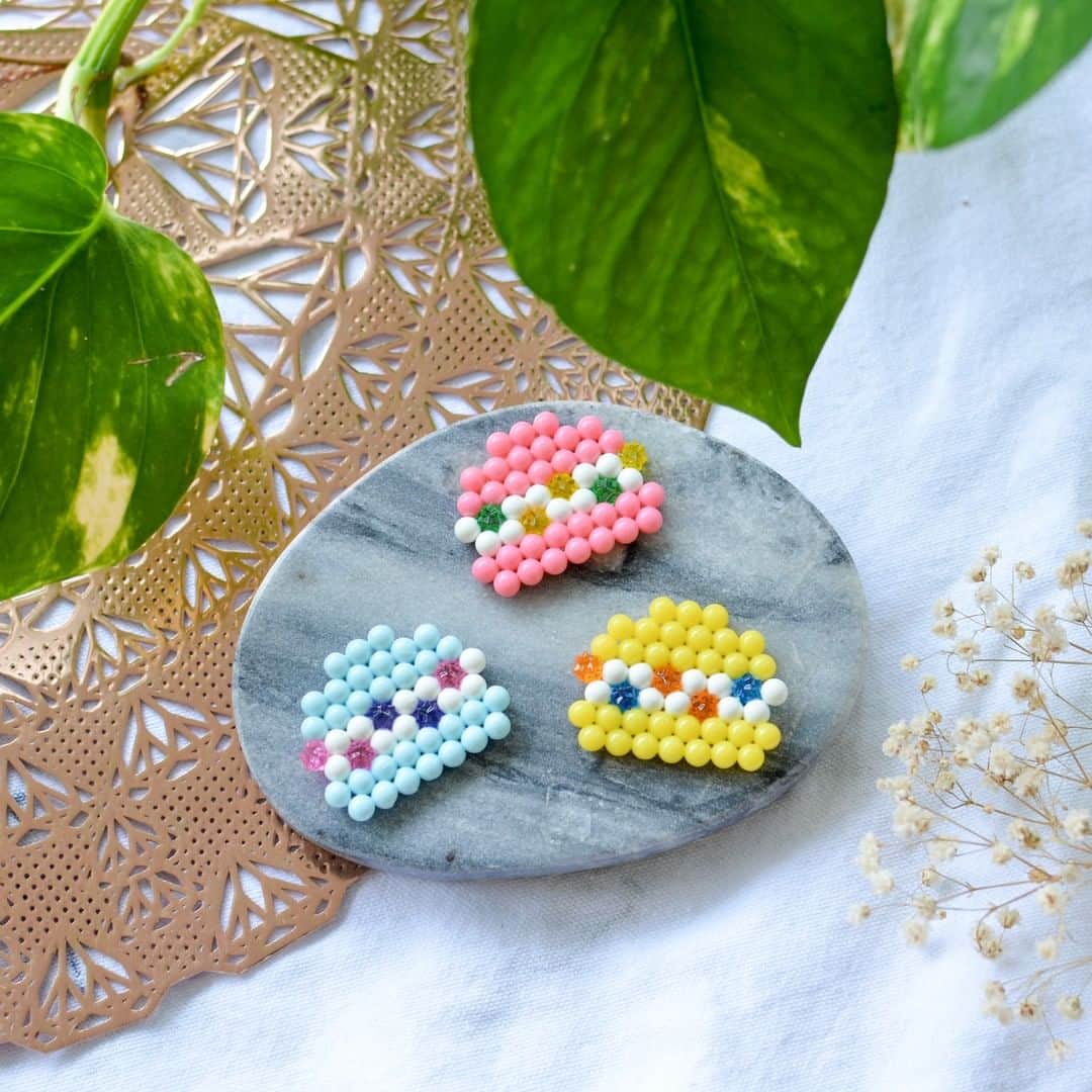 のインスタグラム：「パステルカラーのマカロンを作りました🎵 クリームにはキラキラビーズでアクセントに✨  こんな風にクリームもキラキラのマカロンあったら食べてみたいですね🤗  ※アクアビーズは実際には食べる事はできません。  #アクアビーズ #aquabeads #ビーズ #beads  #おうち時間 #アクアビーズアレンジ #マカロン #スイーツ #クリーム」