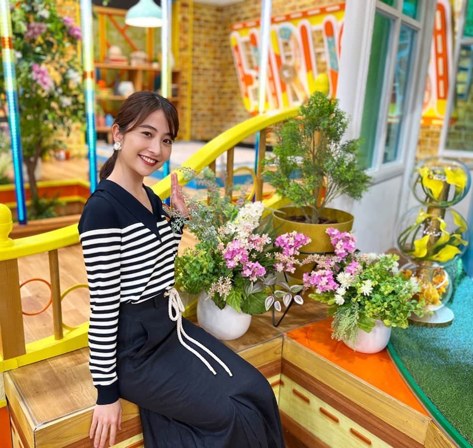 日比麻音子のインスタグラム：「ひるおびがリニューアル！ テーマソングがパワーアップしたり、 タイトルロゴも新しくなったり、 スタジオもより華やかに🌸  プレゼンのスタイルもコーナーごとで違っていて、 より新鮮にお伝えできるよう鋭意奮闘中です🏃‍♀️  まだまだ反省点ばかりのわたくしですが、 14年目のひるおびを もっと盛り上げられるように頑張るぞー！  明日はオールスター感謝祭です🙋‍♀️  #ひるおび #金曜日 #リニューアル #パワーアップ」