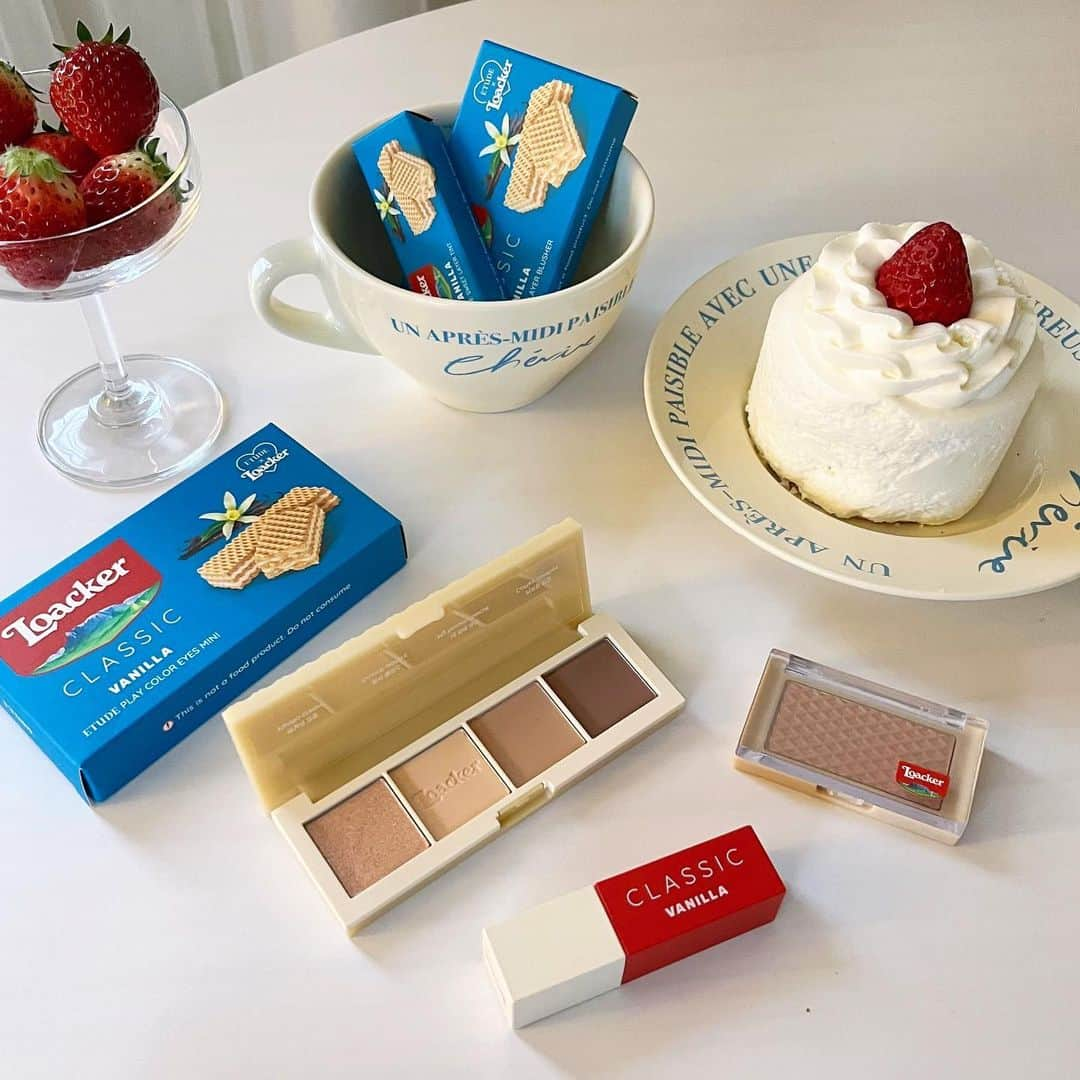 ayaさんのインスタグラム写真 - (ayaInstagram)「🍫🩰🫖🚪  ETUDEとLoackerの コラボコスメが かわいすぎる🧸♡  パッケージもコスメも クオリティが高いし、 持ち運ぶのも テンション上がる！🍪  捨て色なしの アイシャドウパレットも 完璧すぎる🍓🤍  3/4〜数量限定で発売中だよ🧺♥️  @etudejapan   #etude #etude_pr #loacker #loackercollection #エチュード #ローカー #新作コスメ #コスメ紹介 #韓国コスメ #アイシャドウパレット #チーク #ティント #コラボ #おきが #おきがくらぶ #置き画 #置き画くら部 #置き画くらぶ #置き画倶楽部」3月25日 20時36分 - xxayapink