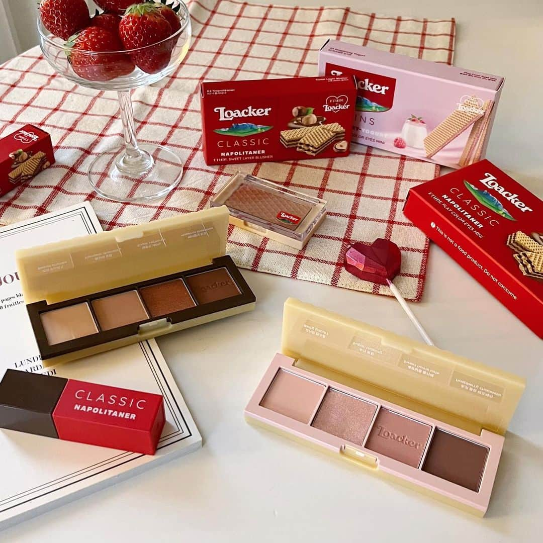 ayaさんのインスタグラム写真 - (ayaInstagram)「🍫🩰🫖🚪  ETUDEとLoackerの コラボコスメが かわいすぎる🧸♡  パッケージもコスメも クオリティが高いし、 持ち運ぶのも テンション上がる！🍪  捨て色なしの アイシャドウパレットも 完璧すぎる🍓🤍  3/4〜数量限定で発売中だよ🧺♥️  @etudejapan   #etude #etude_pr #loacker #loackercollection #エチュード #ローカー #新作コスメ #コスメ紹介 #韓国コスメ #アイシャドウパレット #チーク #ティント #コラボ #おきが #おきがくらぶ #置き画 #置き画くら部 #置き画くらぶ #置き画倶楽部」3月25日 20時36分 - xxayapink