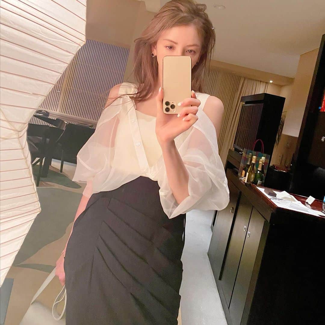 美香さんのインスタグラム写真 - (美香Instagram)「このスカート。 絶対買うって決めていました。  深めのスリットが思い切ってて 足回りが軽やか。 素材もサラサラでシワになりにくい。アシンメトリーのタックデザインがモードな印象を与えてくれて、女っぽいのに辛口でかなりタイプ。  トップスの透け感も好みすぎる。  上下ともに @fray_id です❤︎❤︎❤︎」3月25日 20時30分 - mikaofficial99